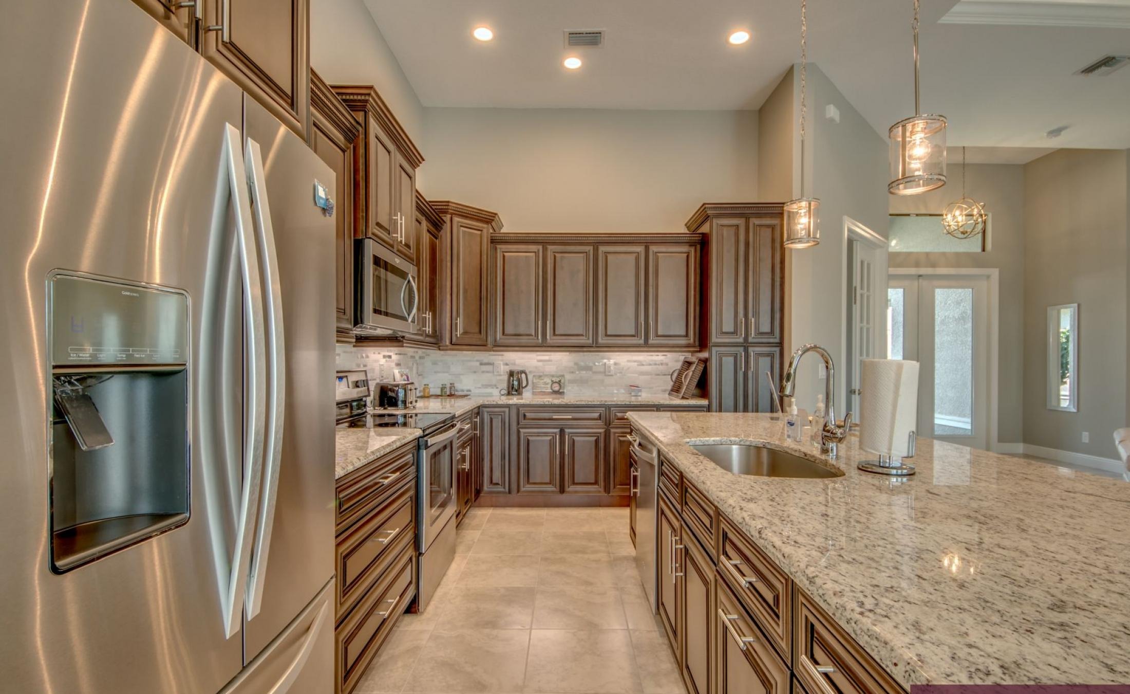 Elektrisch beheizter Pool mit Spa auf der sonnigen Lanai am Kanal.