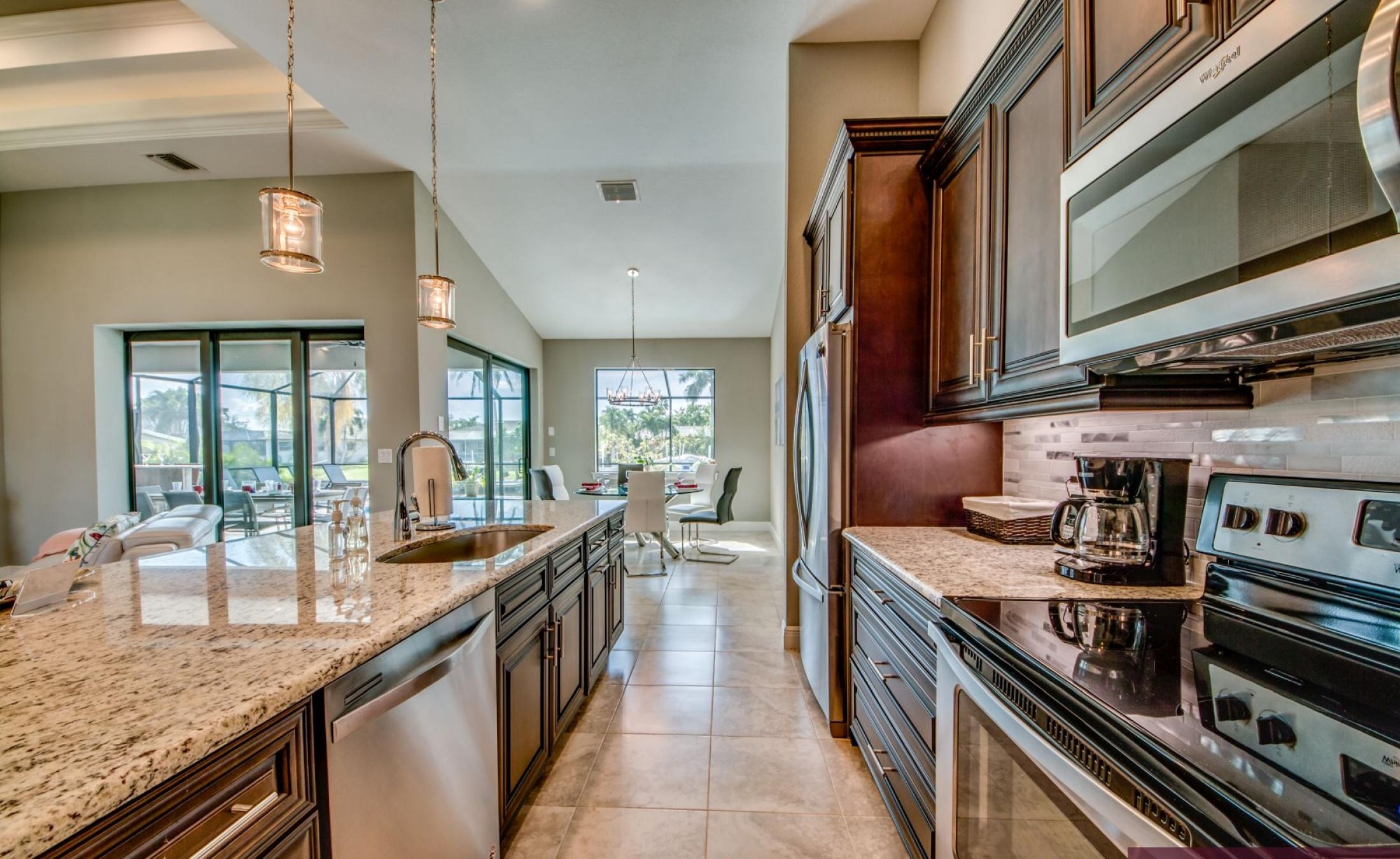 Elektrisch beheizter Pool und Spa auf der sonnigen Lanai am Kanal.