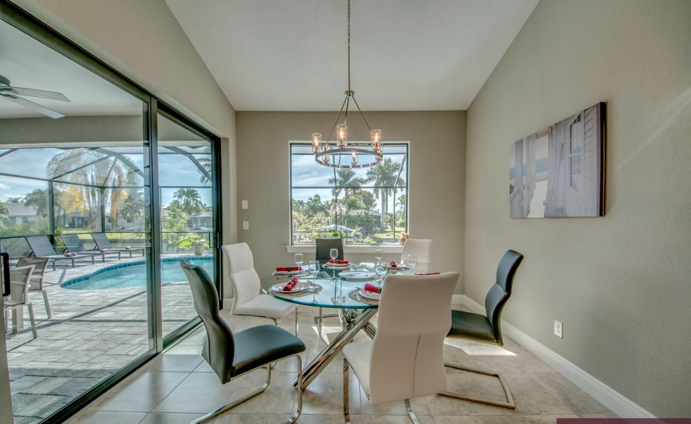 Sonnige Poolterrasse am Kanal mit beheiztem Pool, Spa und privatem Bootsdock.