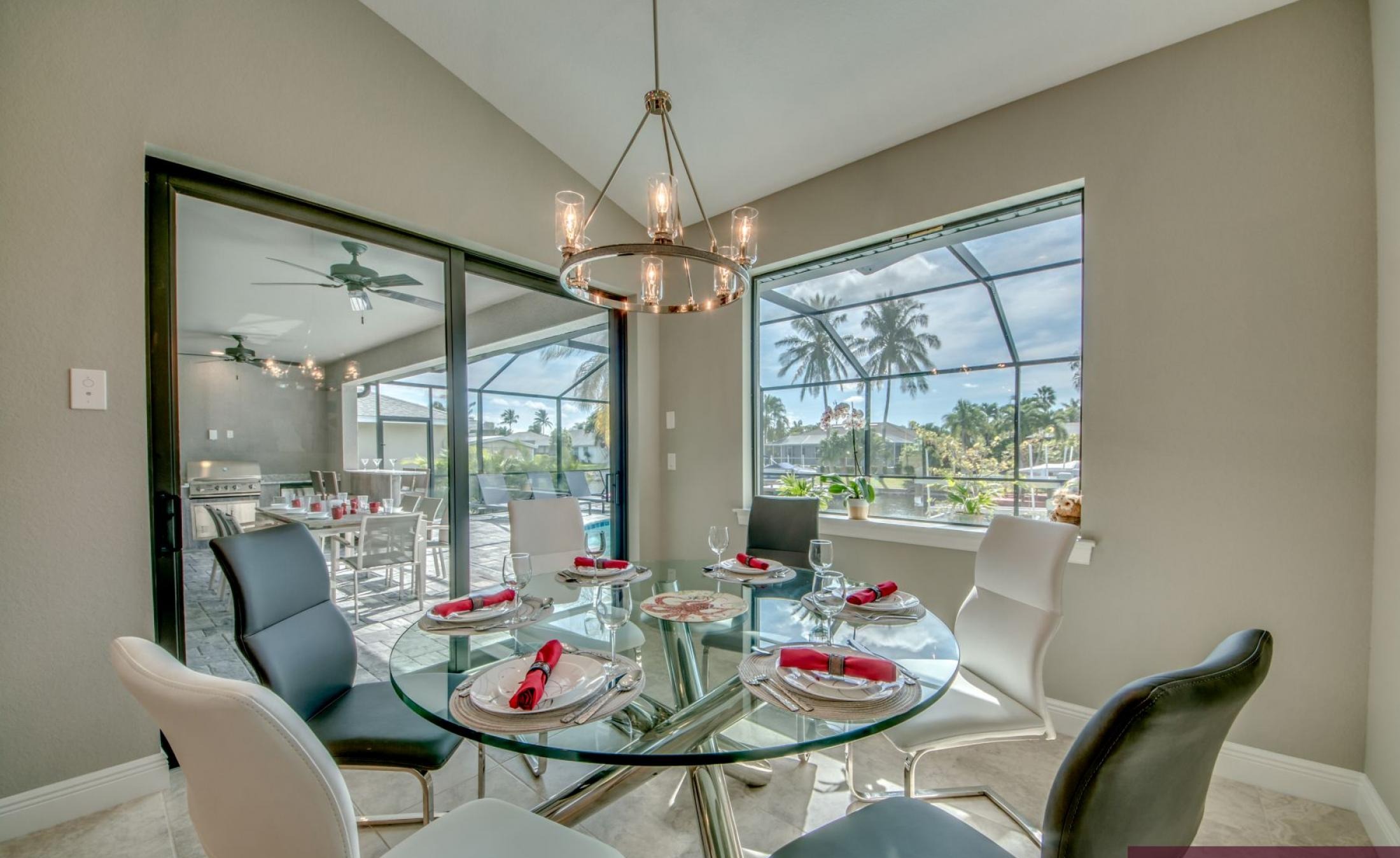 Elektrisch beheizter Pool und Spa auf der sonnigen Lanai am Kanal.