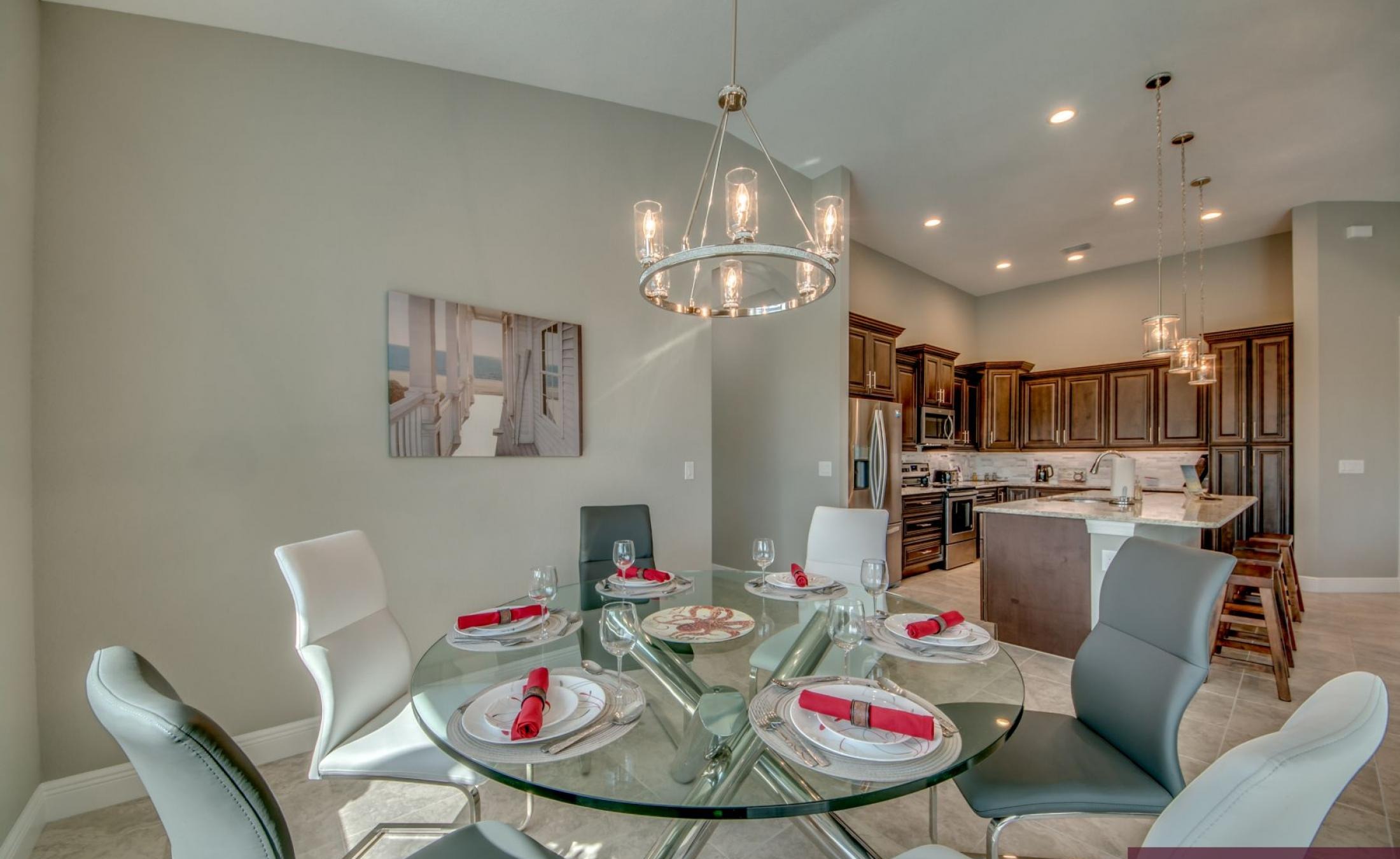 Sonnige Poolterrasse am Kanal mit privatem Bootsdock.