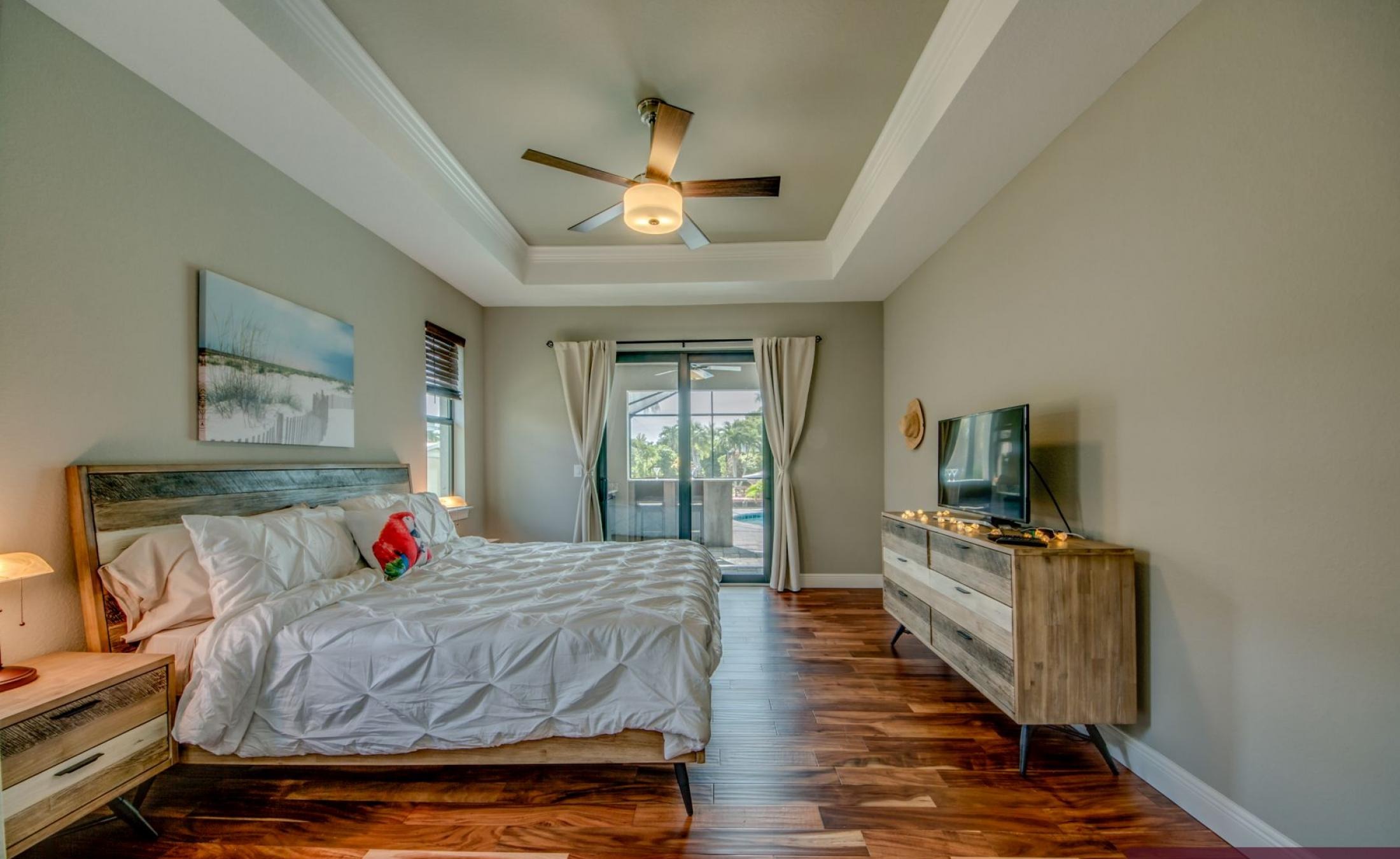 Elektrisch beheizter Pool mit Spa auf der sonnigen Lanai am Kanal.