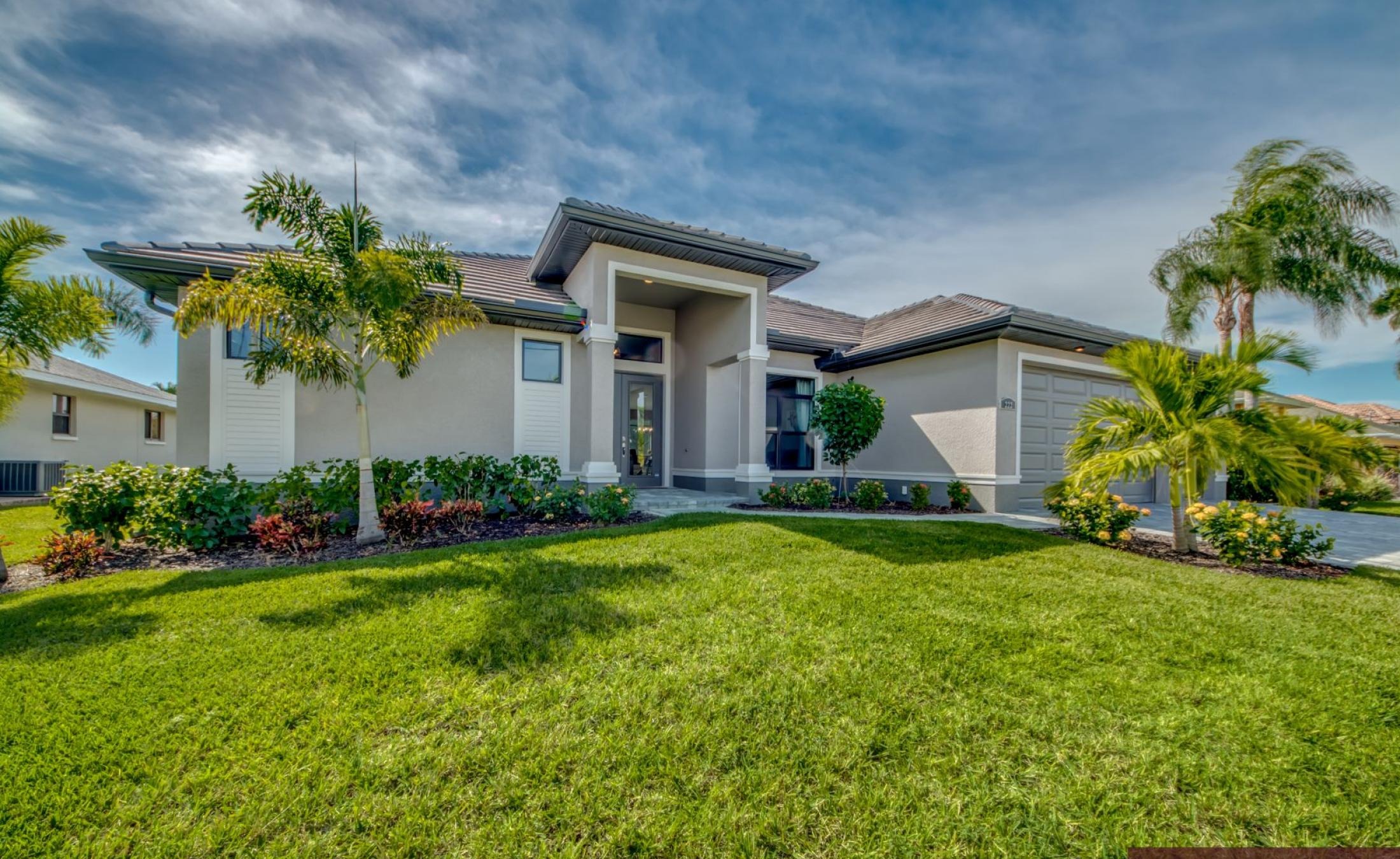 Stilvolle Waterfront-Villa am Kanal mit privatem Bootsdock, Pool und Spa in Südlage.