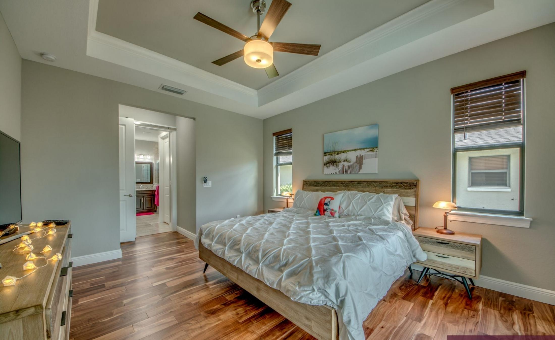 Elektrisch beheizter Pool und Spa auf der sonnigen Terrasse am Kanal.