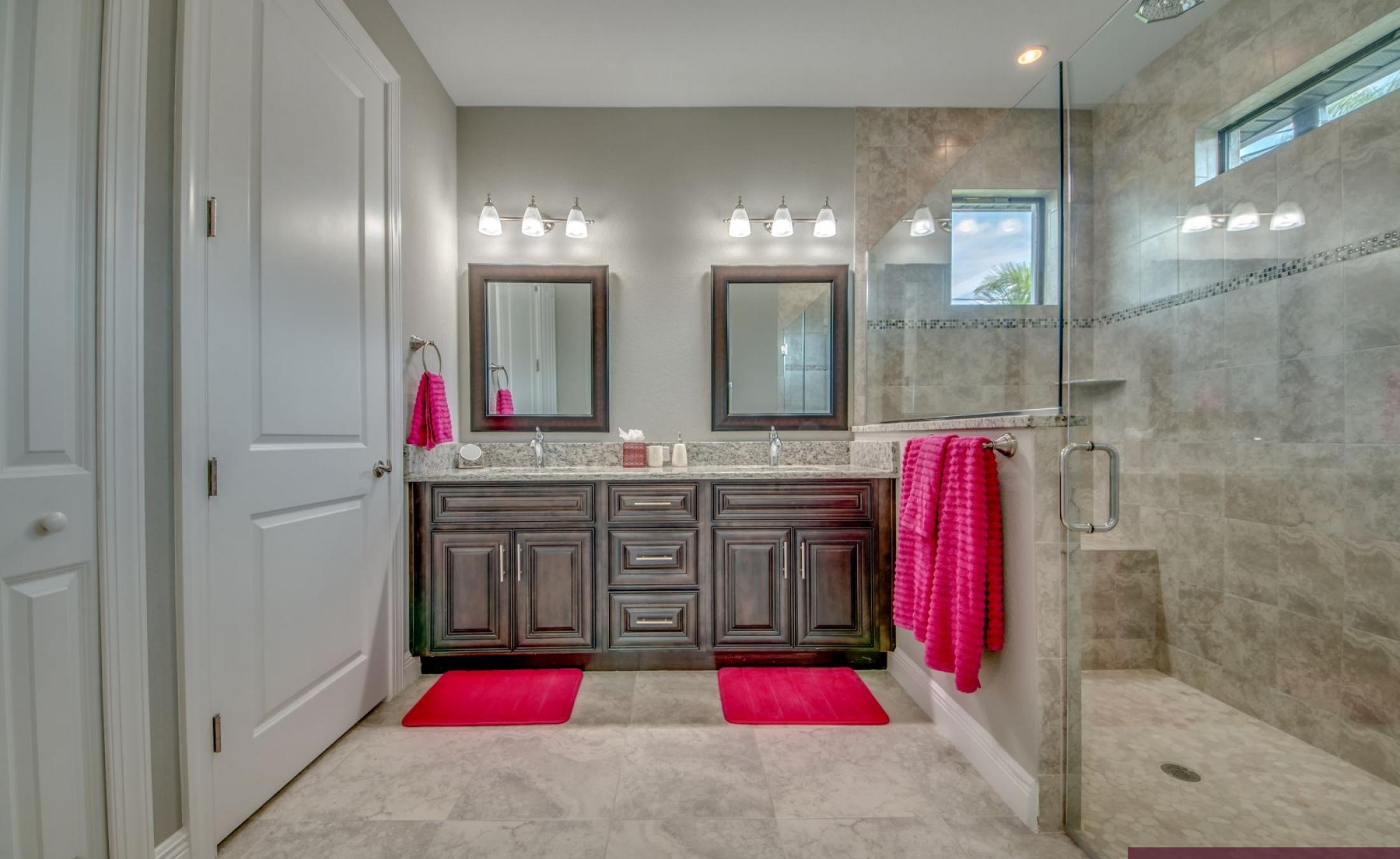 Südseitige Lanai mit beheiztem Pool und Spa am Kanal.