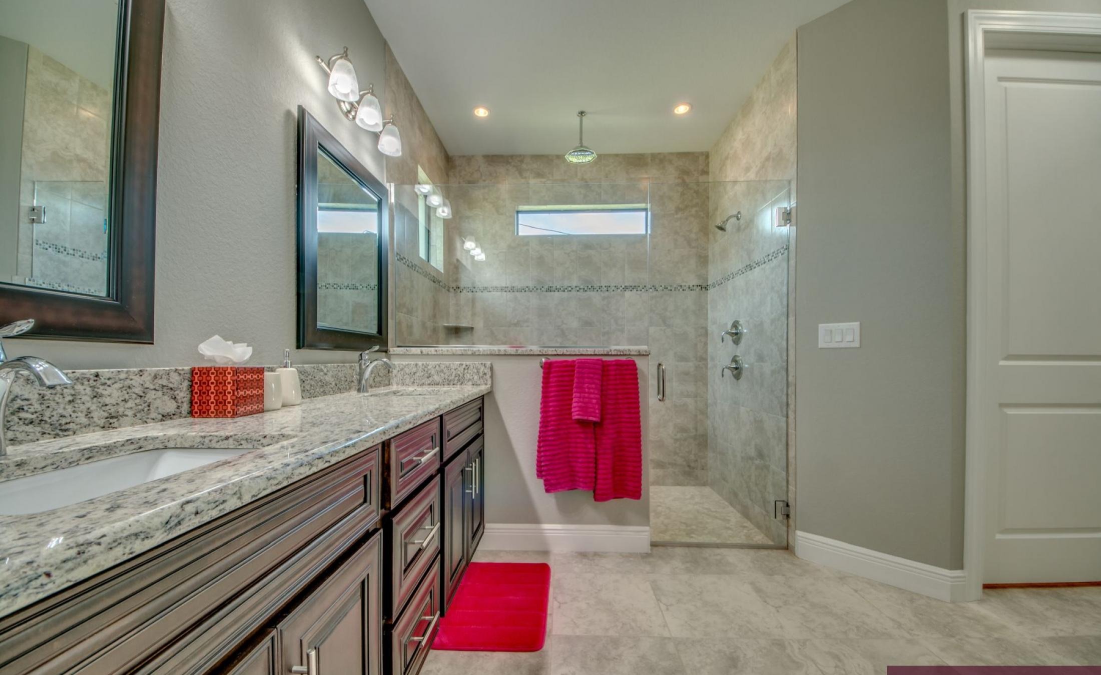 Südseitige Poolterrasse mit beheiztem Pool und Spa am Kanal mit Bootsdock.