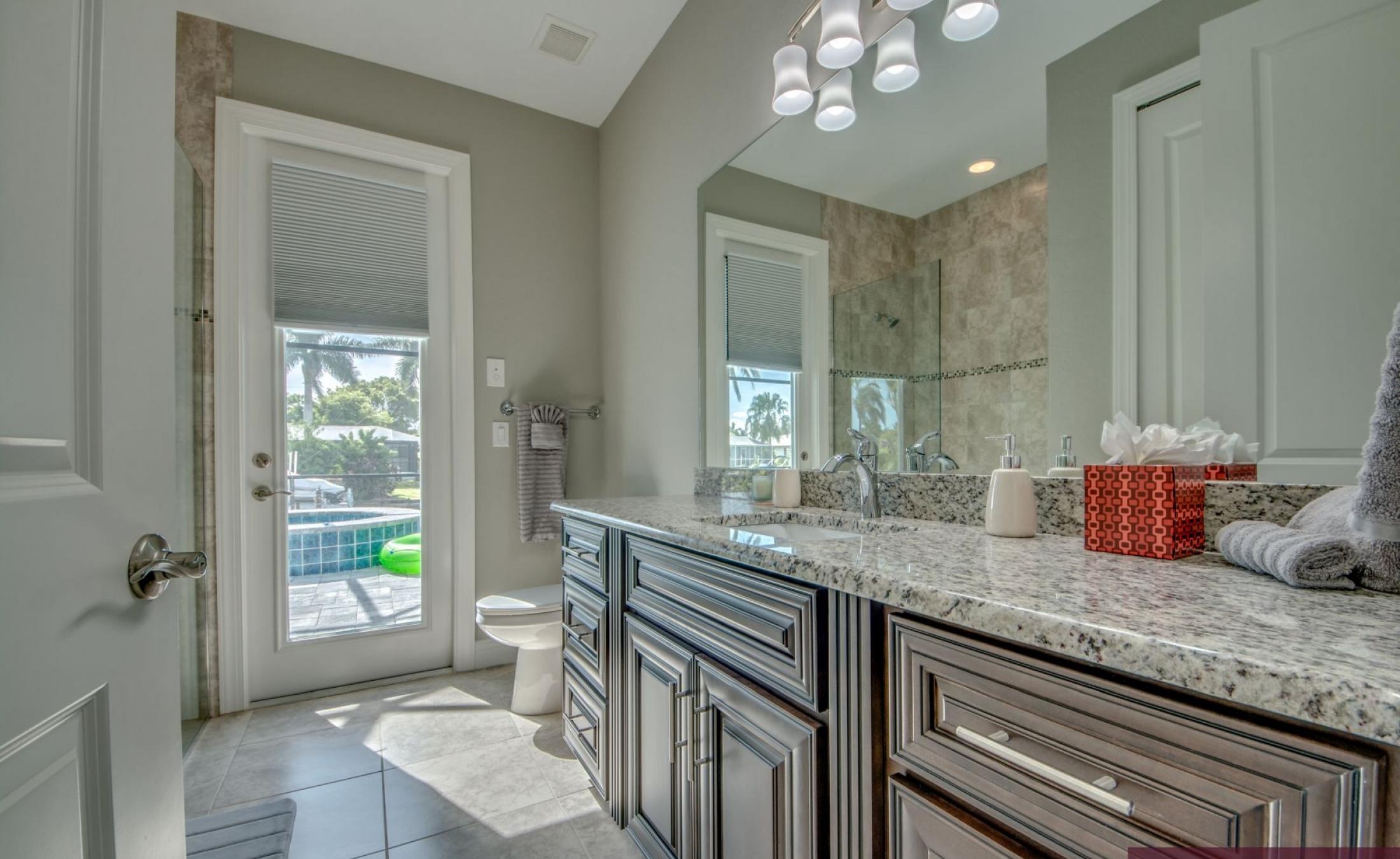 Beheizter Pool und Spa auf der sonnigen Lanai am Kanal mit Bootsdock.