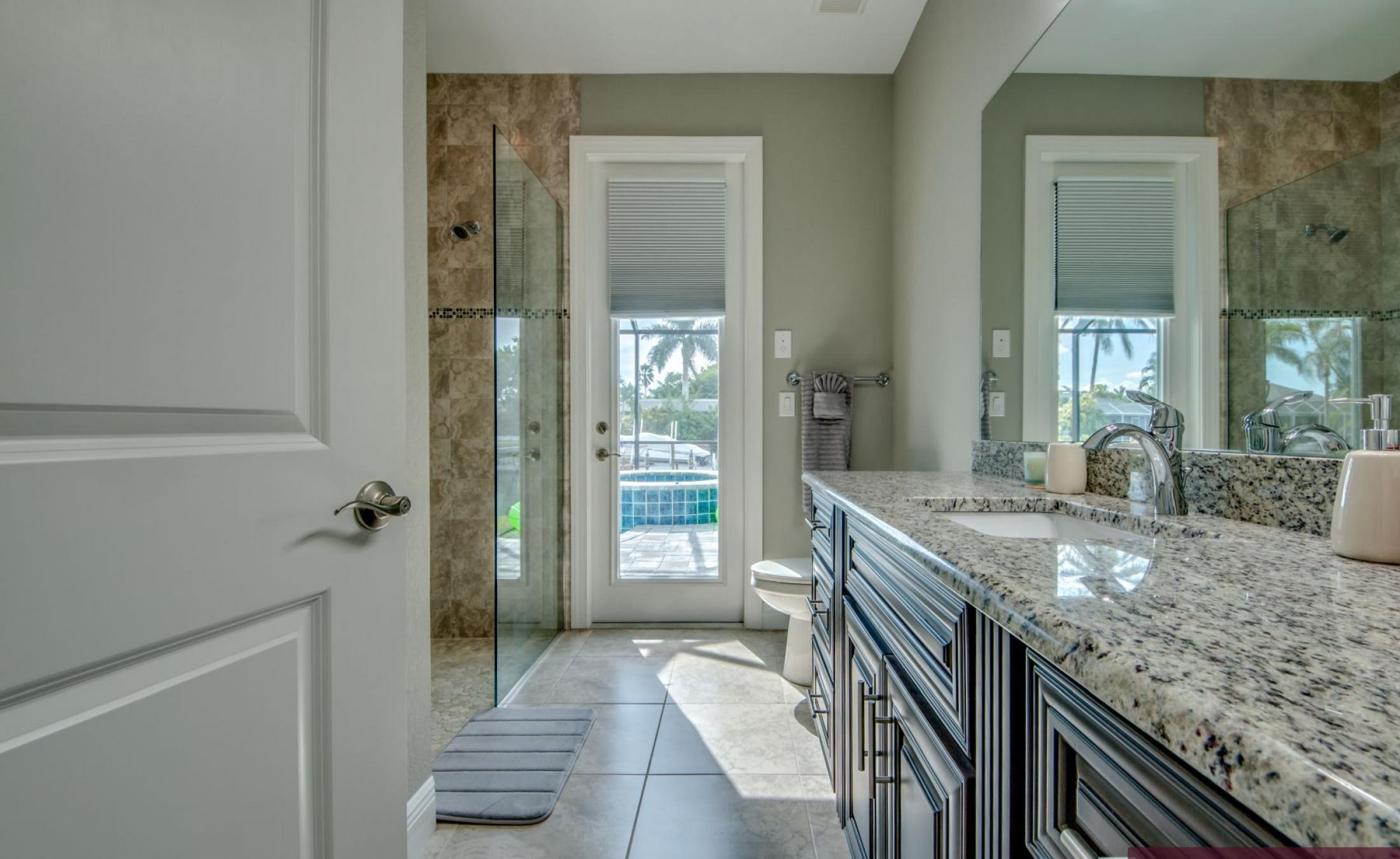 Elektrisch beheizter Pool und Spa auf der sonnigen Lanai am Kanal.