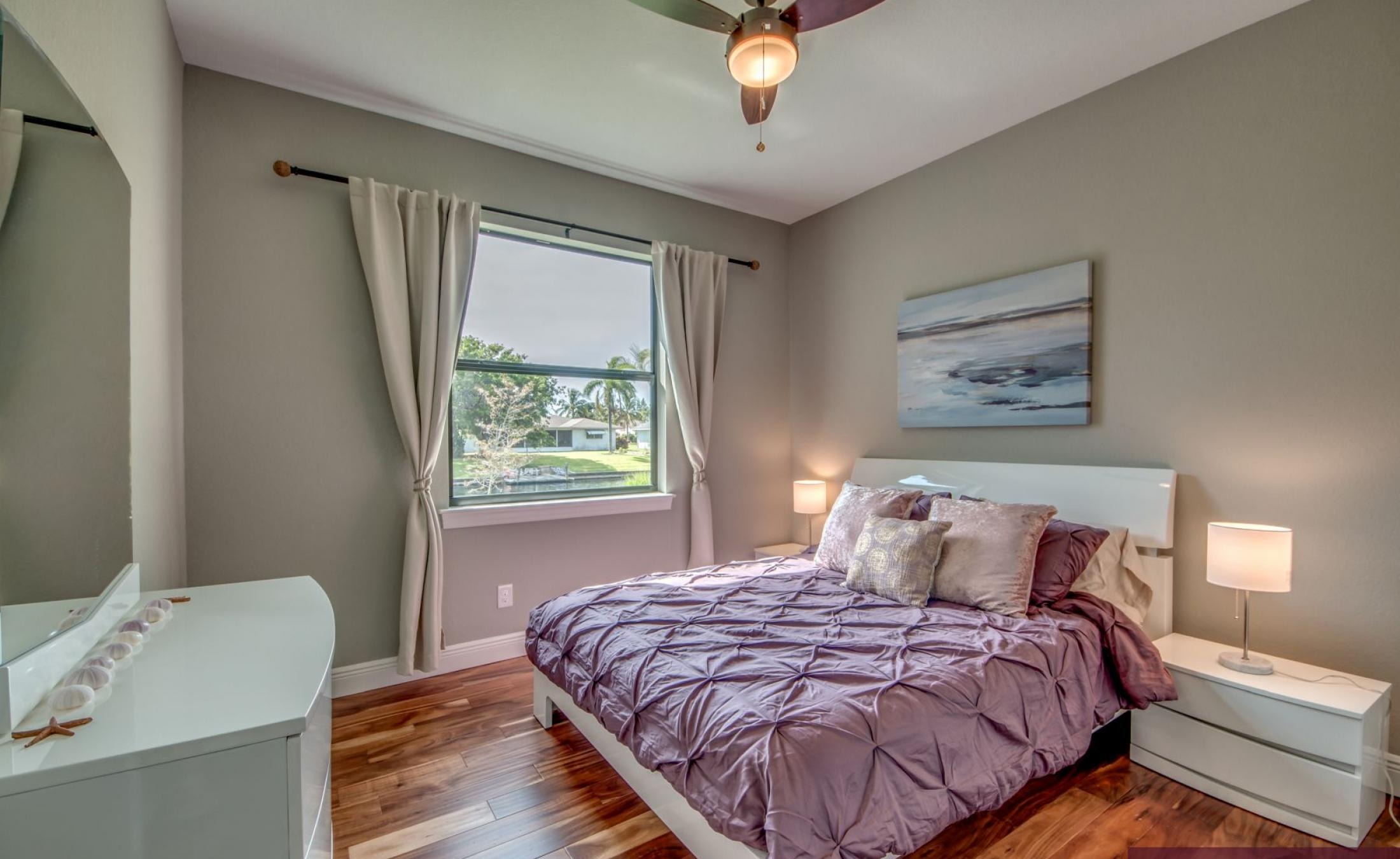 Elektrisch beheizter Pool und Spa auf der sonnigen Lanai mit Blick auf den Kanal.