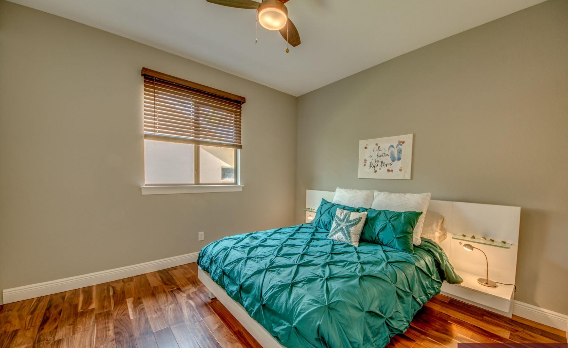 Elektrisch beheizter Pool und Spa auf der sonnigen Lanai am Kanal.