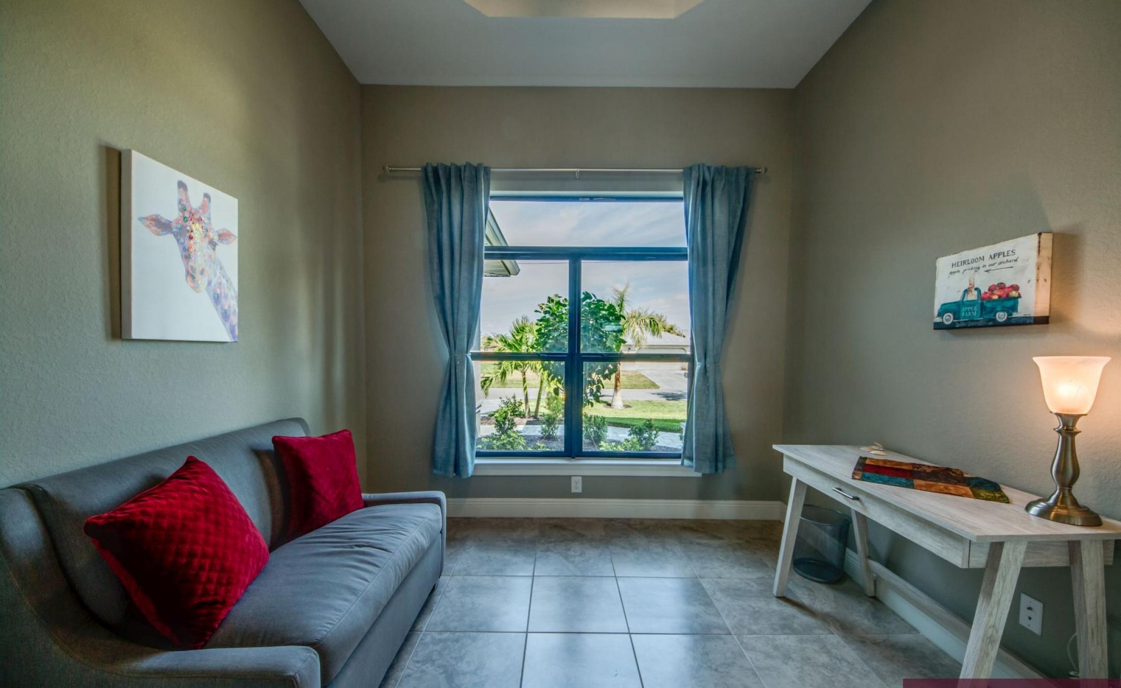 Sonnige Poolterrasse mit beheiztem Pool und Spa am Kanal.