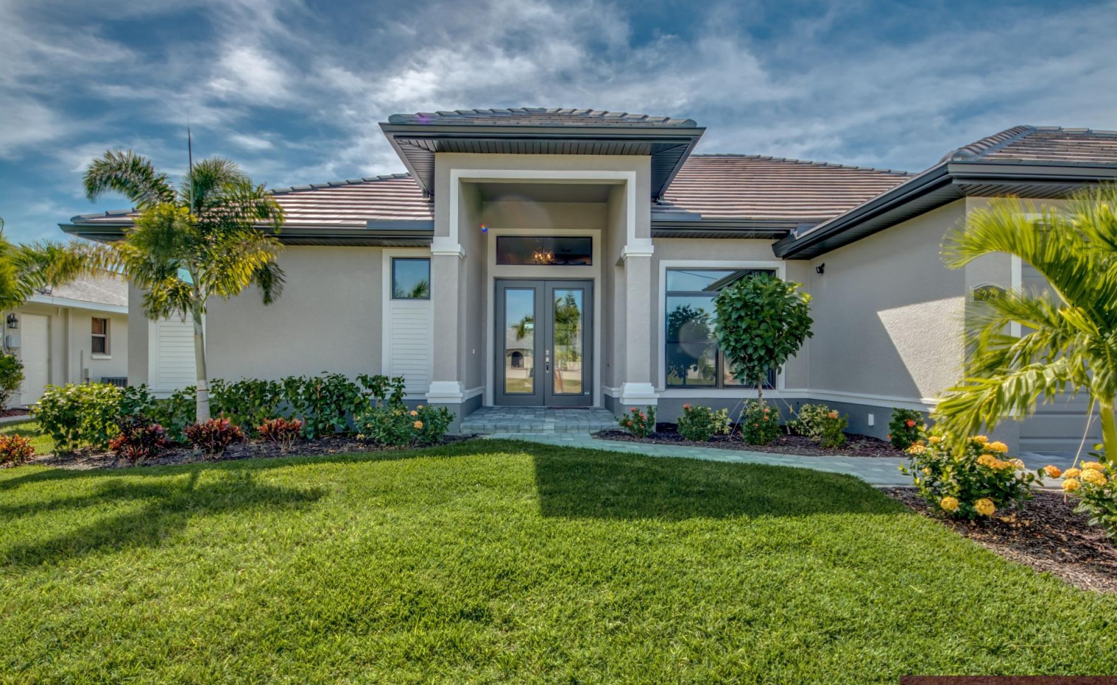 Südseitige Poolterrasse am Kanal mit Bootsdock, beheiztem Pool und Spa.