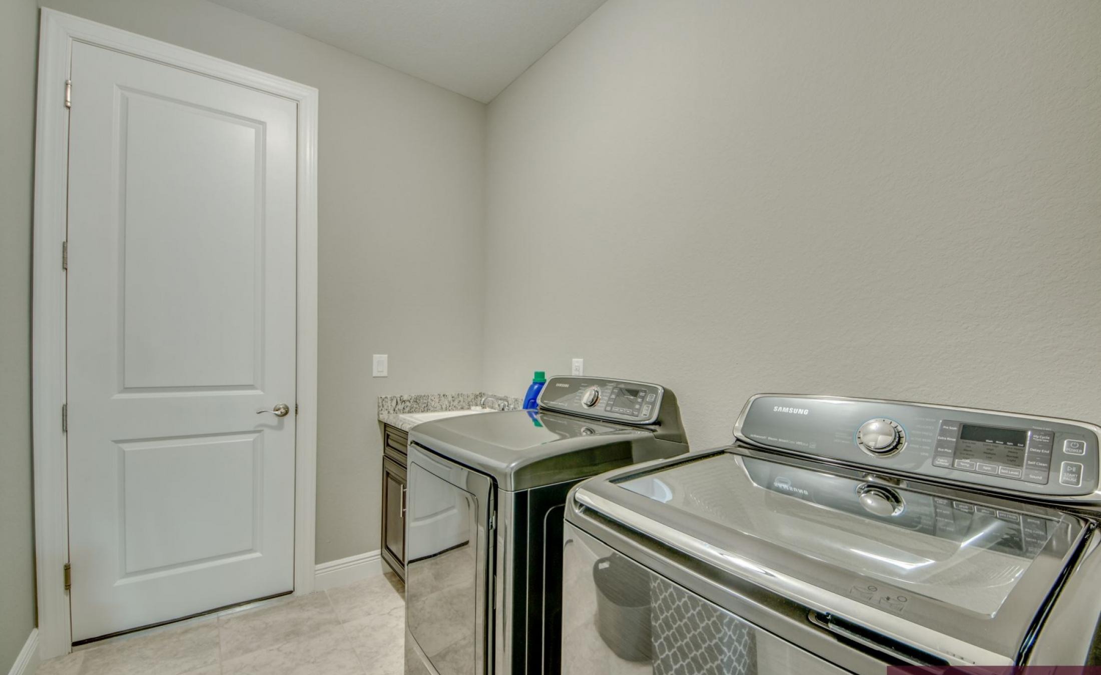 Beheizter Pool und Spa auf der sonnigen Terrasse am Kanal.