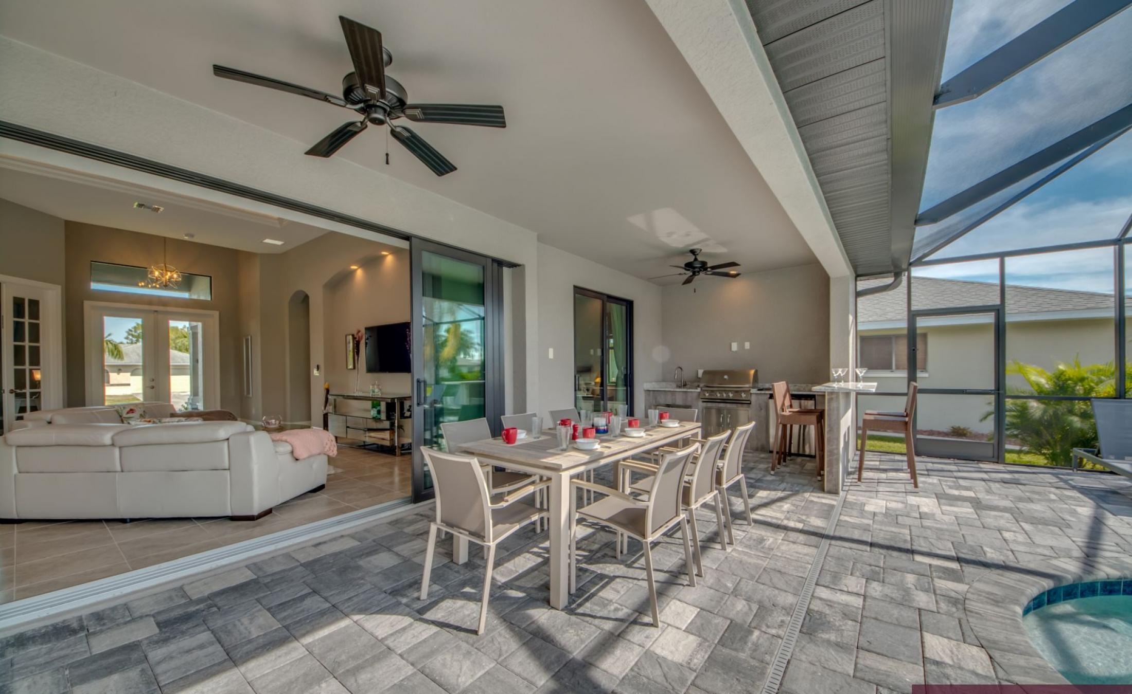 Elektrisch beheizter Pool und Spa auf der sonnigen Lanai am Kanal.