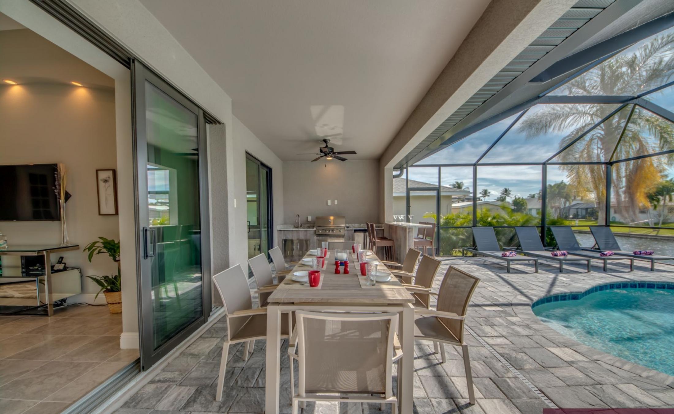 Sonnige Poolterrasse am Kanal mit beheiztem Pool, Spa und privatem Bootsdock.