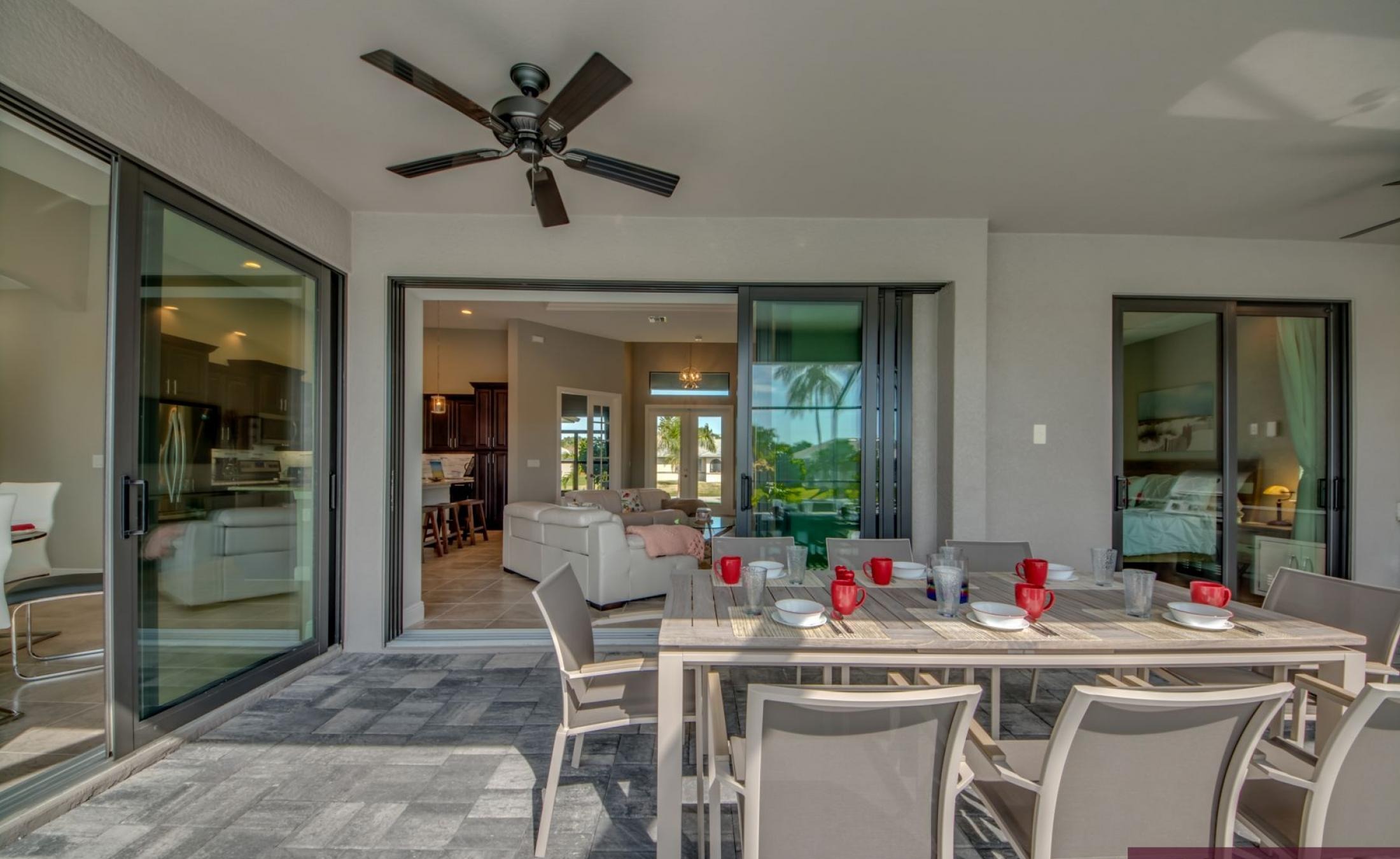 Sonnen-Terrasse am Kanal mit beheiztem Pool, Spa und privatem Bootsdock.