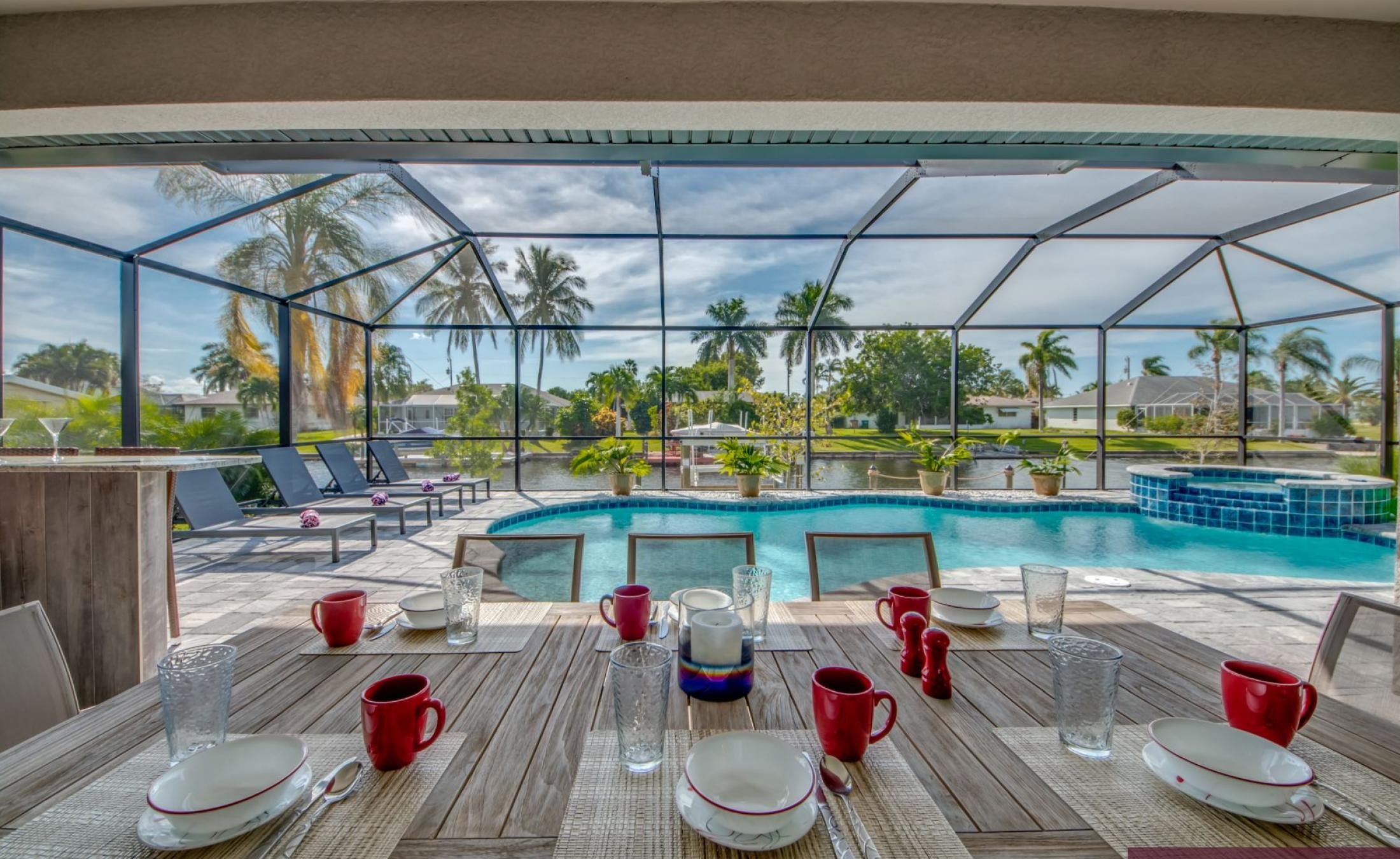 Elektrisch beheizter Pool und Spa auf der sonnigen Lanai am Kanal.