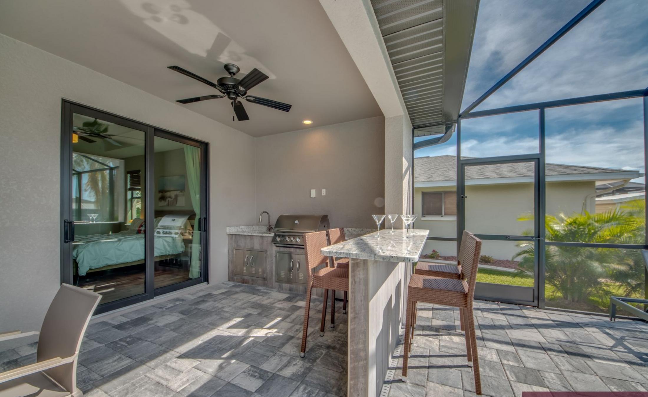 Sonnige Poolterrasse am Kanal mit beheiztem Pool, Spa und privatem Bootsdock.