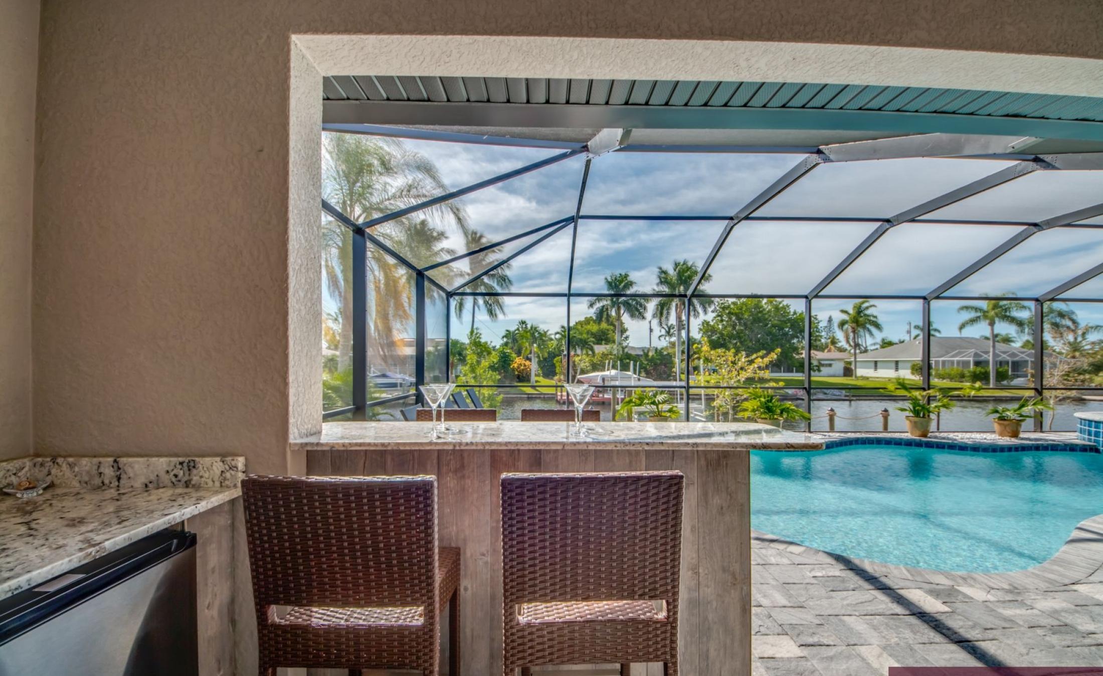 Sonnige Poolterrasse am Kanal mit Bootsdock und Spa.