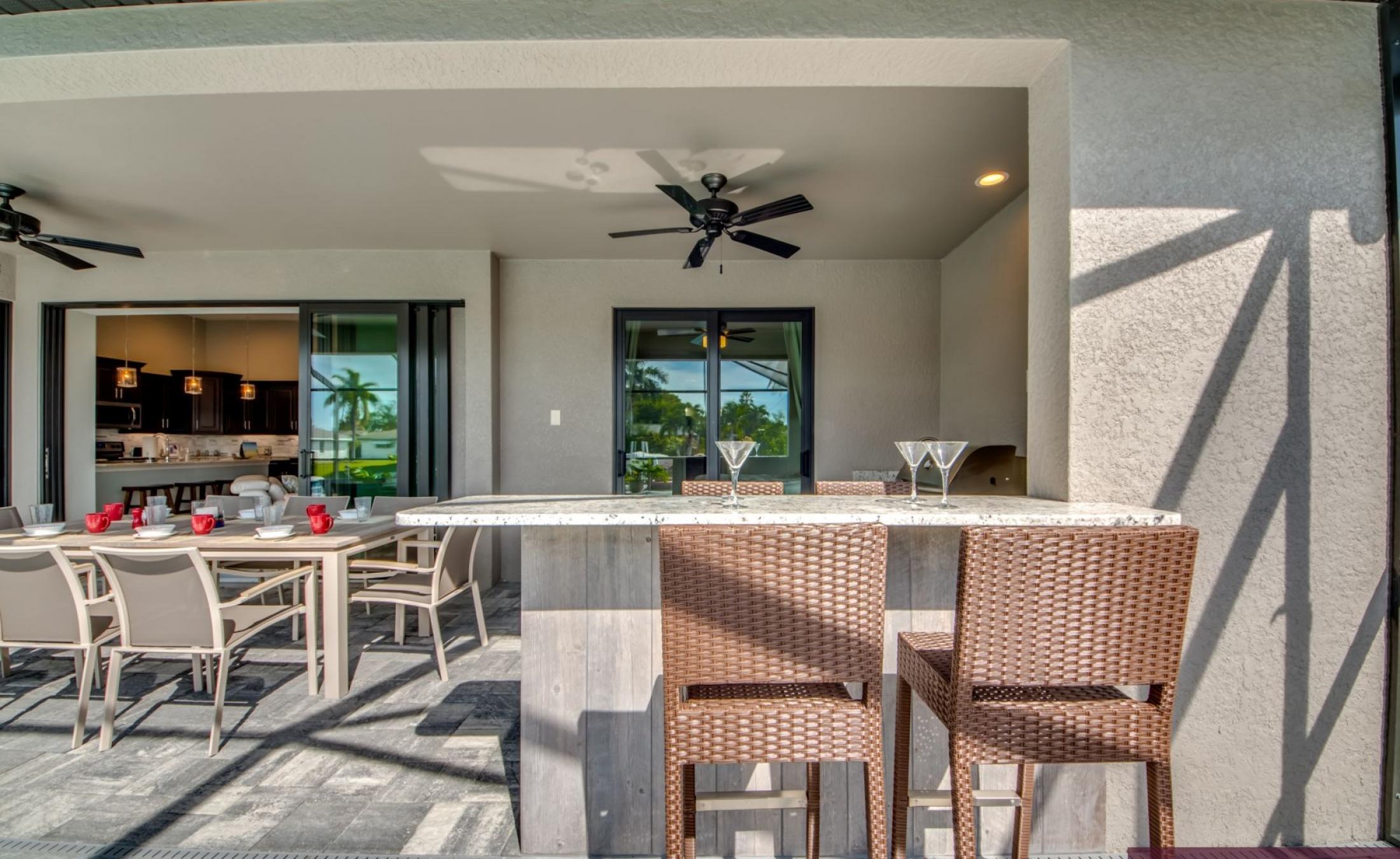 Südseitige Poolterrasse am Kanal mit beheiztem Pool, Spa und privatem Bootsdock.