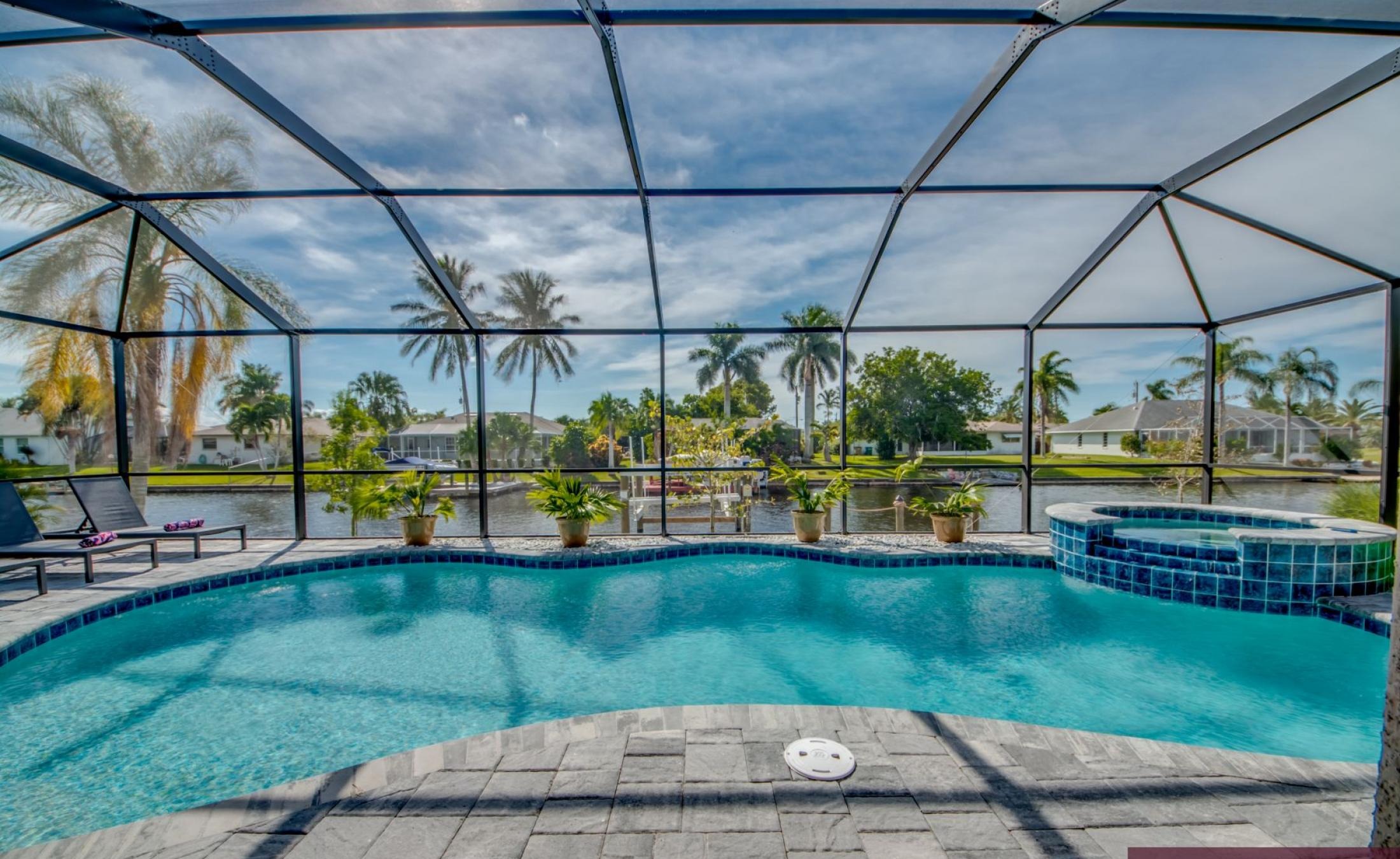 Elektrisch beheizter Pool und Spa auf der sonnigen Terrasse am Kanal.