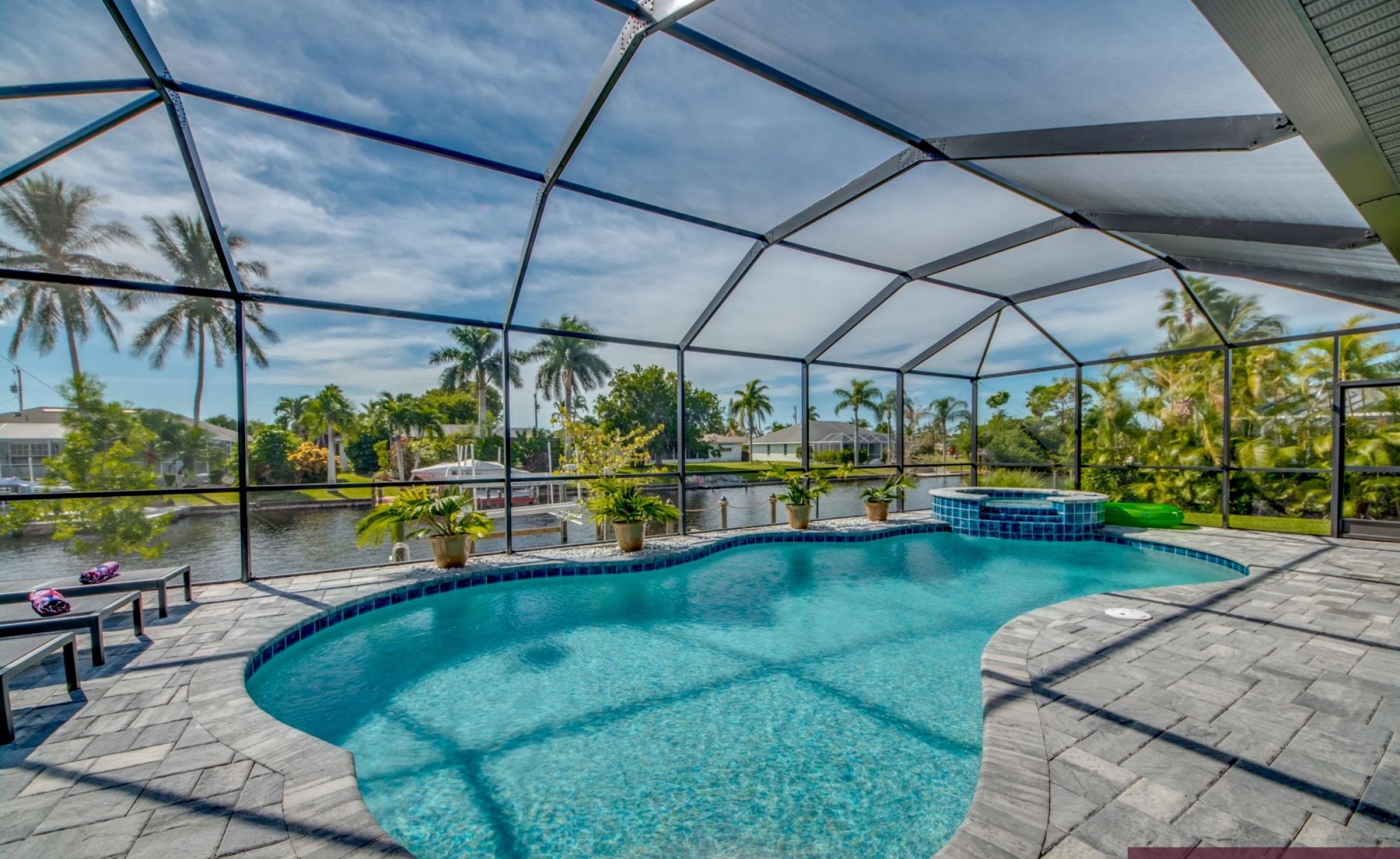 Sonnige Poolterrasse mit beheiztem Pool und Spa am Kanal.