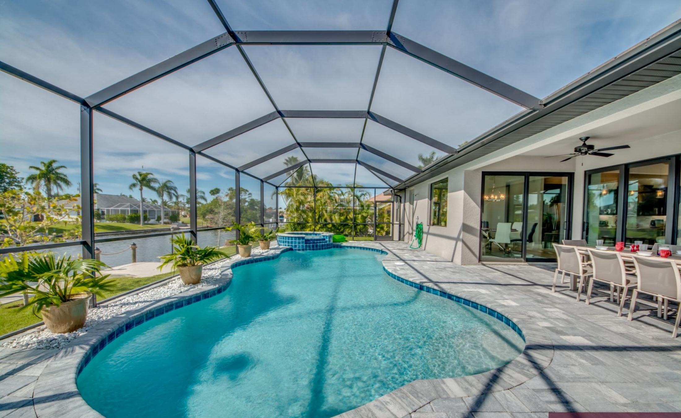 Sonnige Terrasse am Kanal mit beheiztem Pool und Spa.