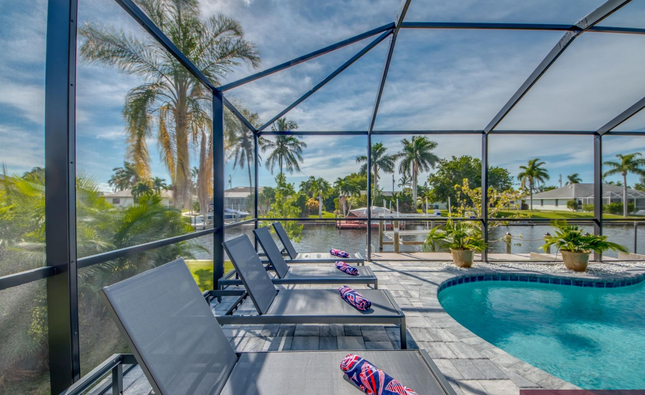 Sonnige Poolterrasse mit beheiztem Pool und Spa am Kanal.