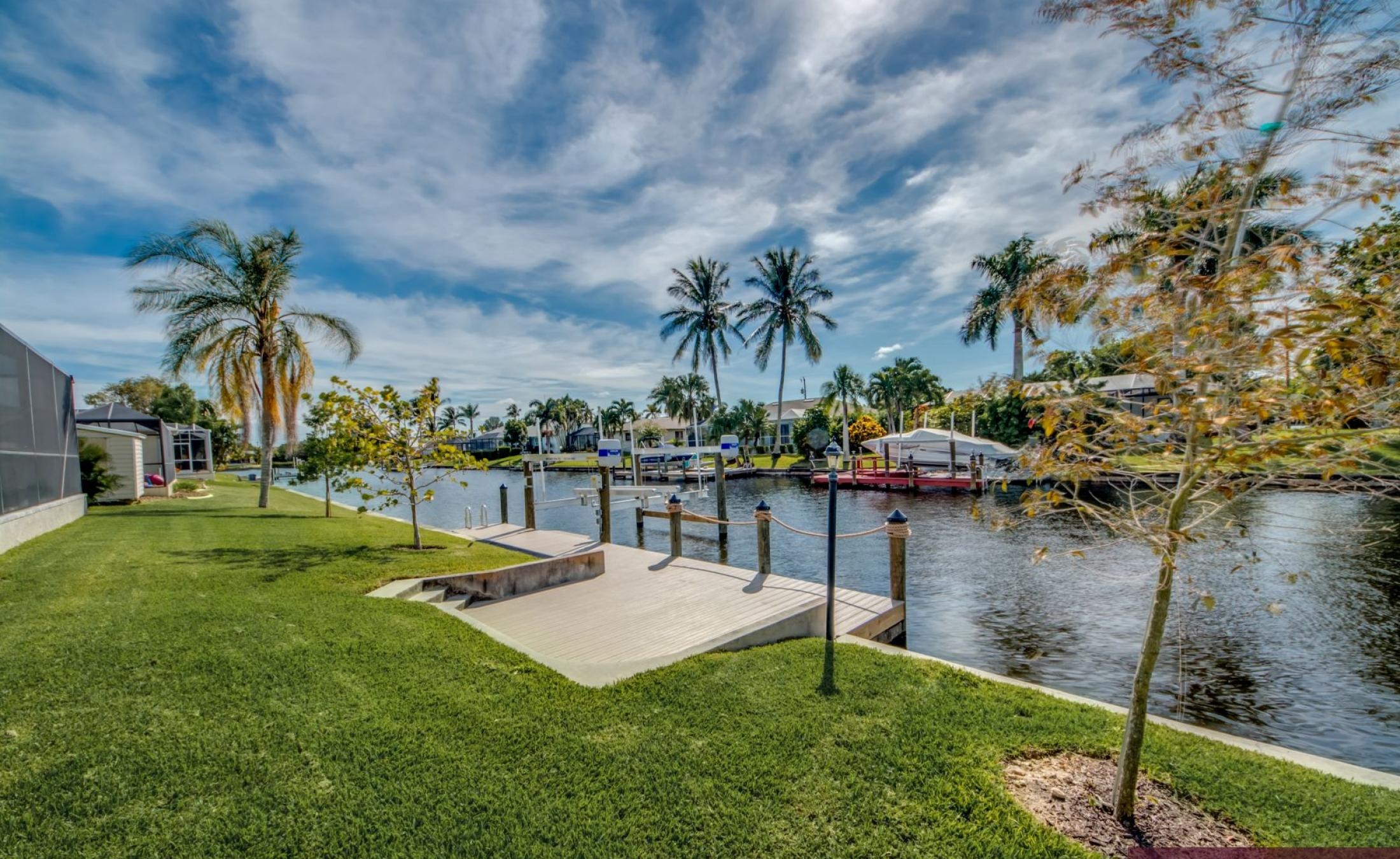 Elektrisch beheizter Pool und Spa auf der sonnigen Terrasse am Kanal.