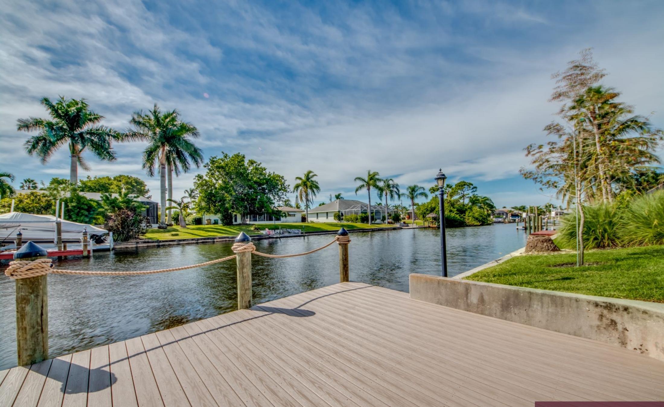 Elektrisch beheizter Pool und Spa auf der sonnigen Lanai am Kanal mit privatem Bootsdock.