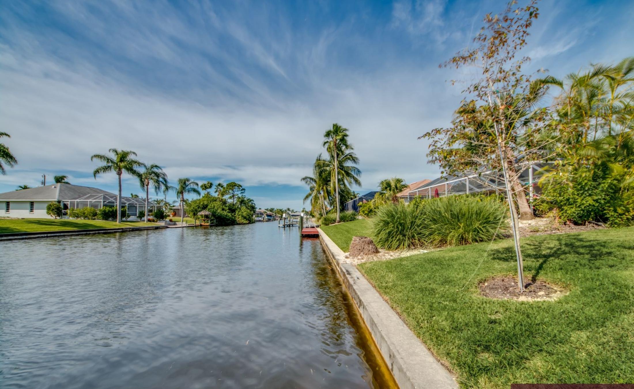 Elektrisch beheizter Pool und Spa auf der sonnigen Lanai am Kanal.