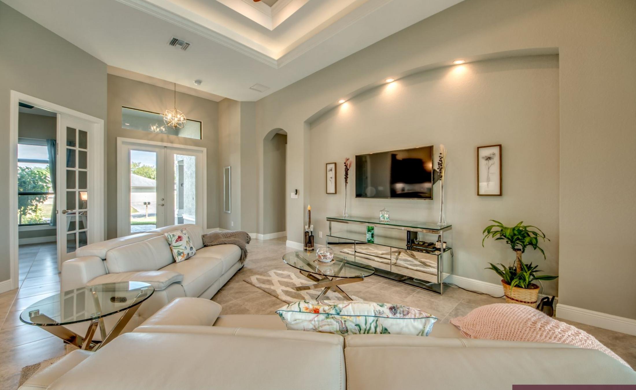 Elektrisch beheizter Pool und Spa auf der sonnigen Terrasse am Kanal.