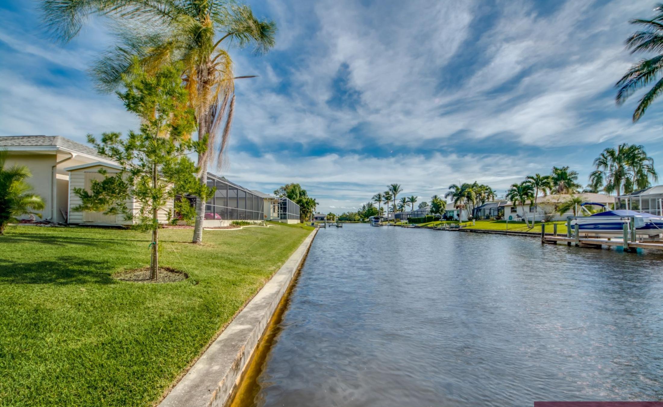 Sonnige Poolterrasse am Kanal mit beheiztem Pool, Spa und privatem Bootsdock.