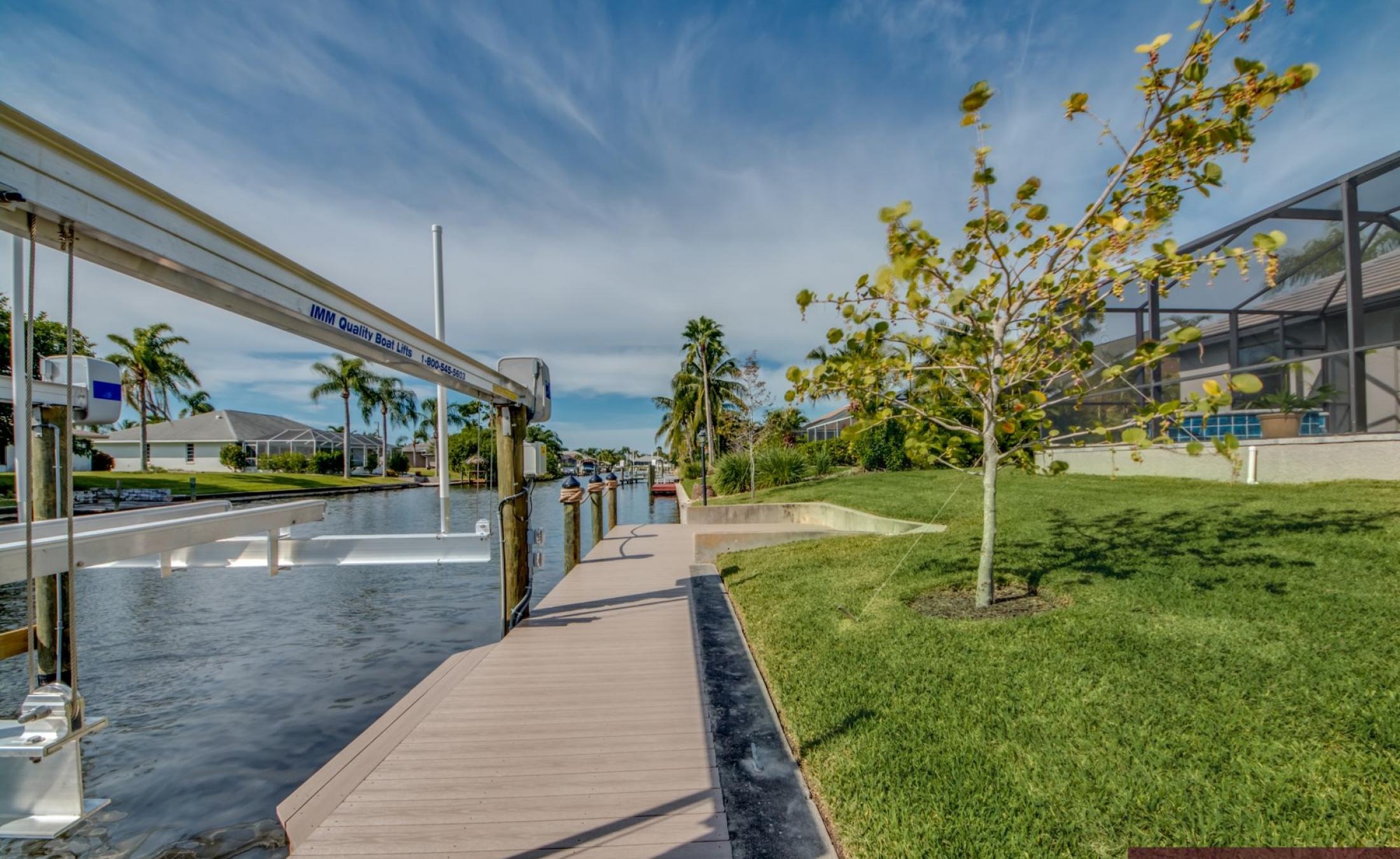 Sonnige Lanai mit beheiztem Pool und Spa am Kanal.