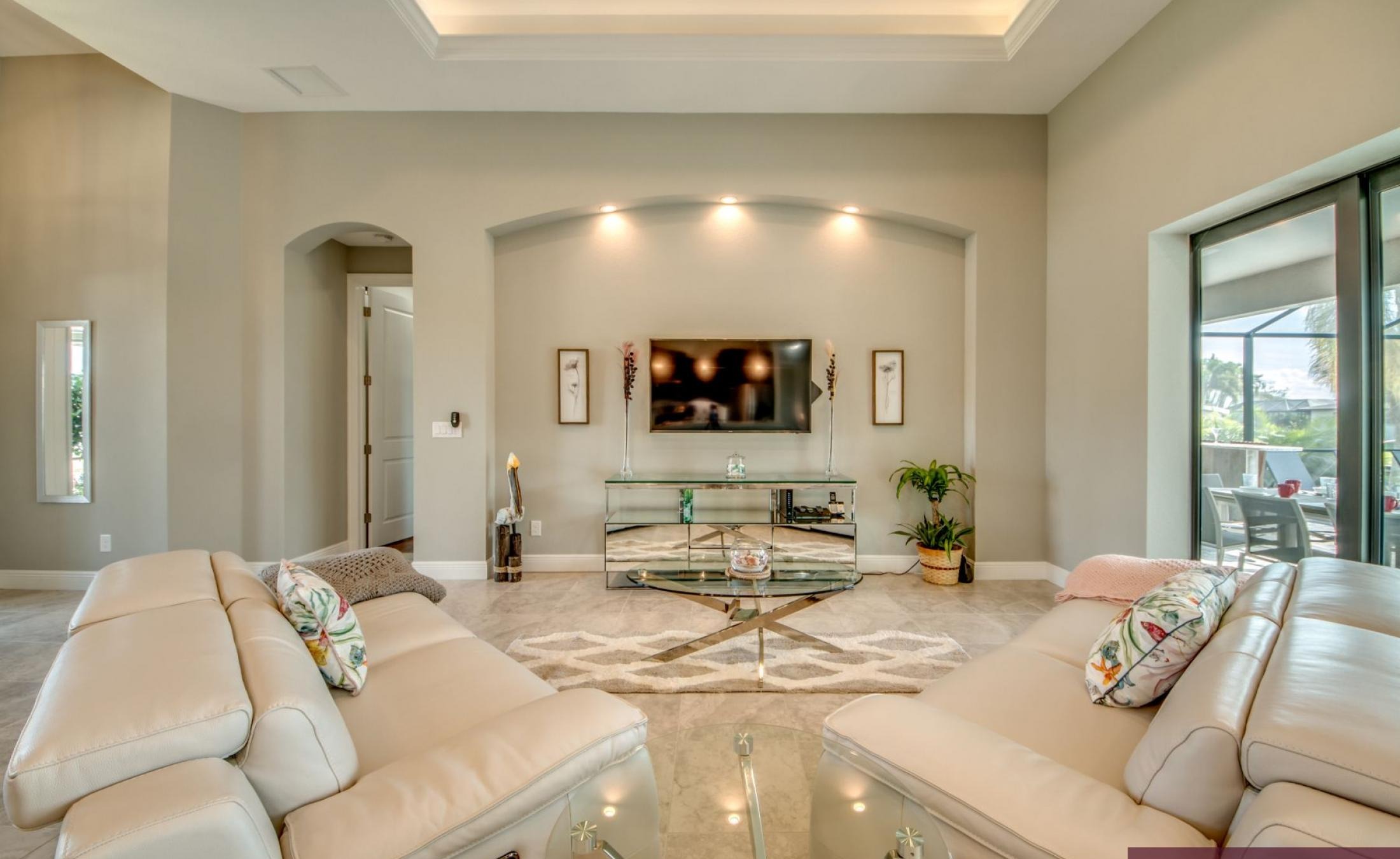 Elektrisch beheizter Pool und Spa auf der sonnigen Lanai am Kanal.