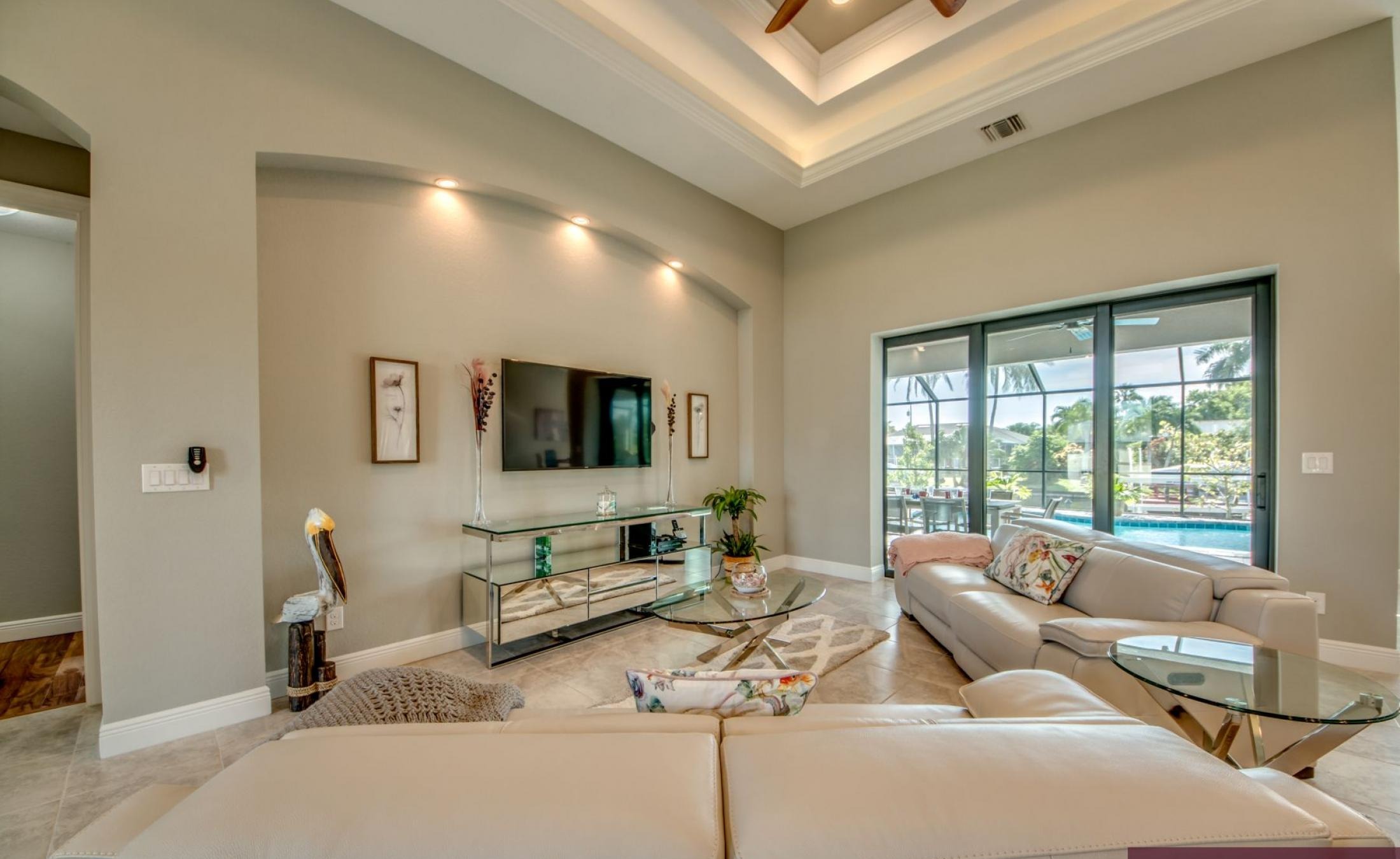 Sonnige Poolterrasse mit beheiztem Pool und Spa am Kanal.