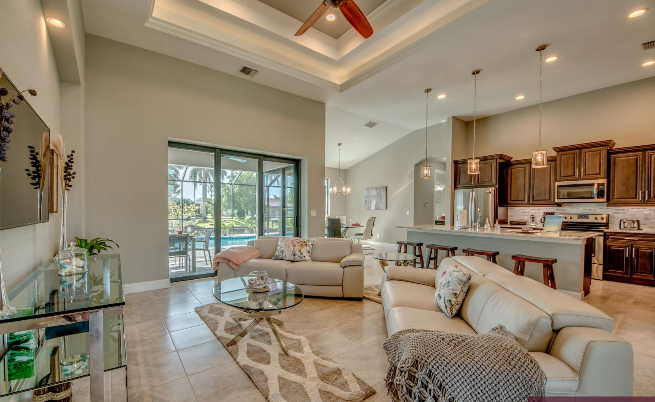 Elektrisch beheizter Pool und Spa auf der sonnigen Lanai am Kanal.