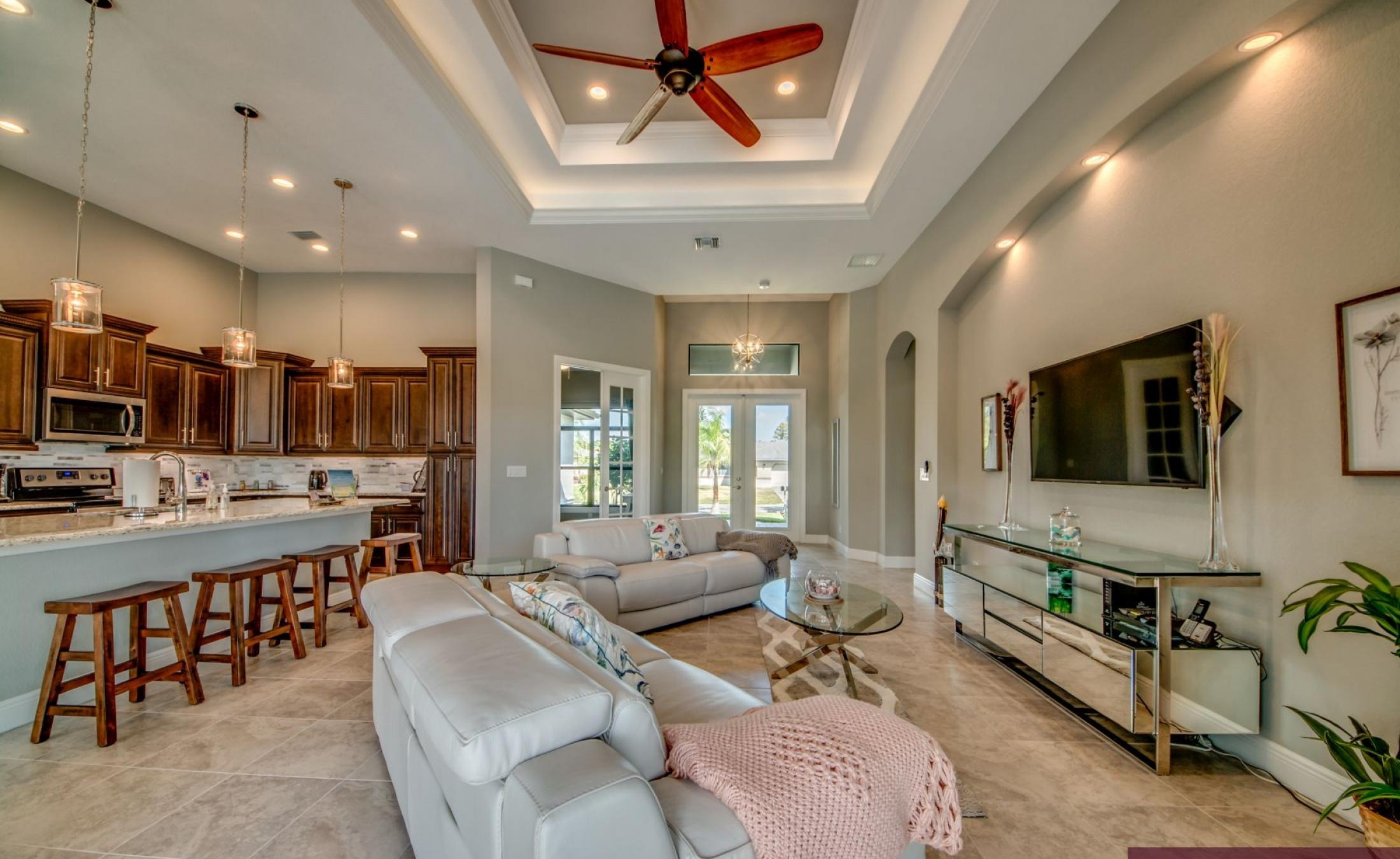 Elektrisch beheizter Pool und Spa auf der sonnigen Lanai mit Blick auf den Kanal.