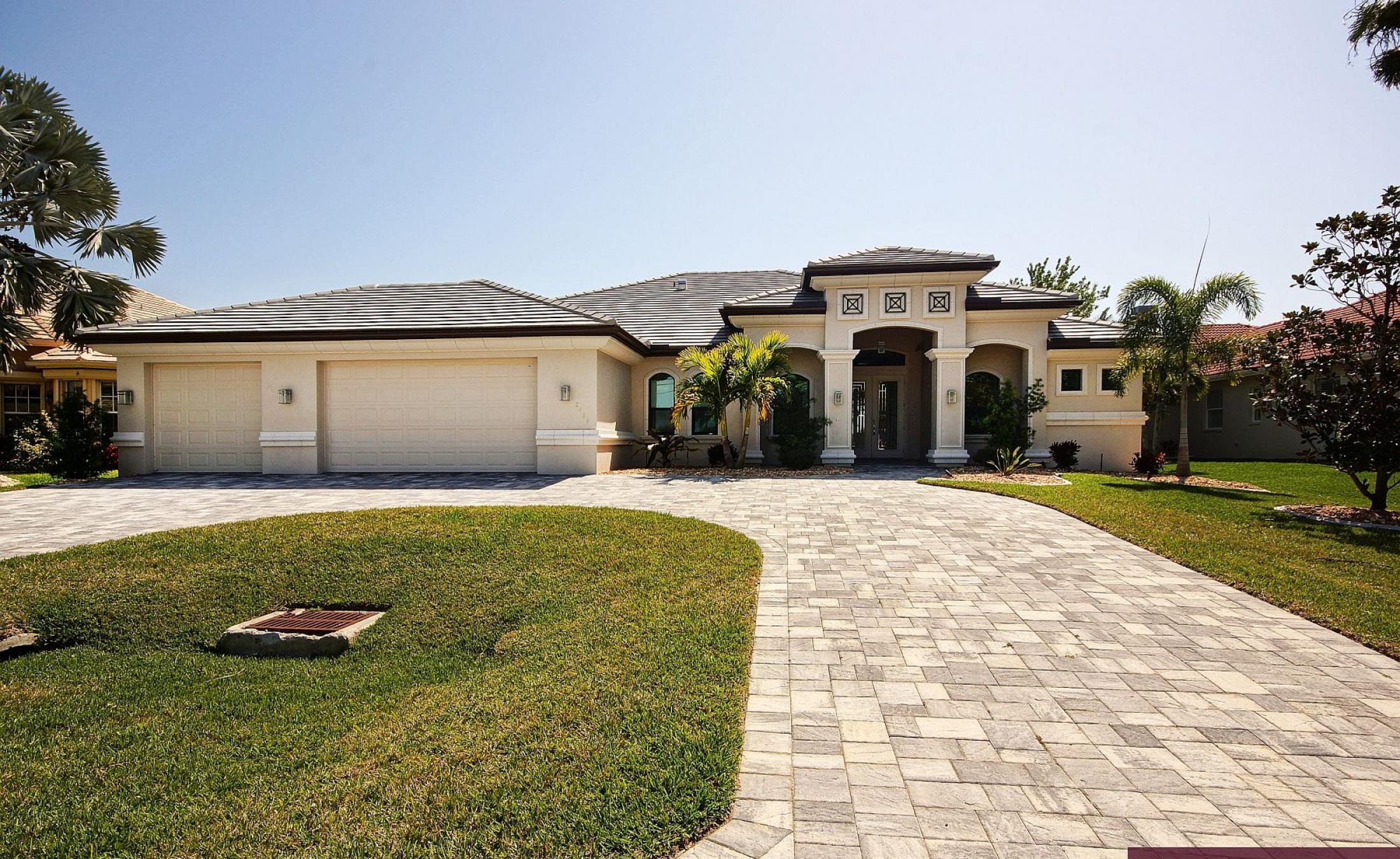 Beheizter Pool und Spa auf der Lanai mit Blick auf den Kanal und Bootsdock.