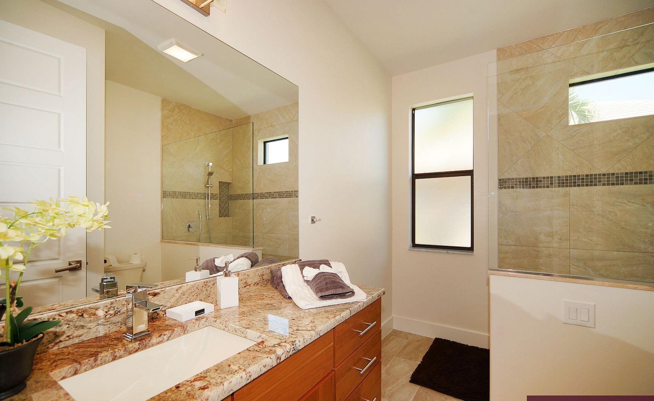 Beheizter Pool und Spa auf der Lanai mit Blick auf den Kanal.