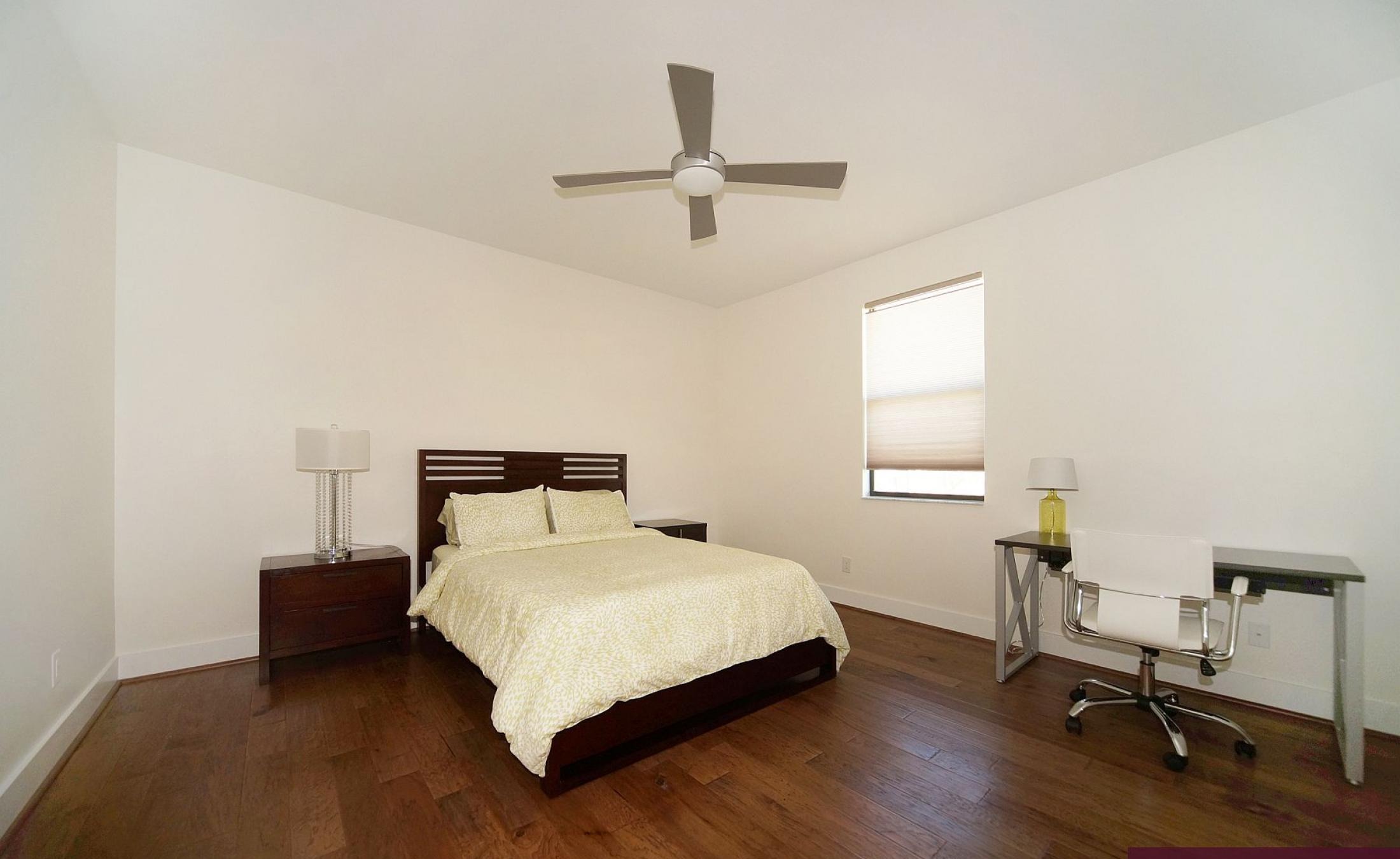 Beheizter Pool und Spa auf der Lanai mit Blick auf den Kanal.