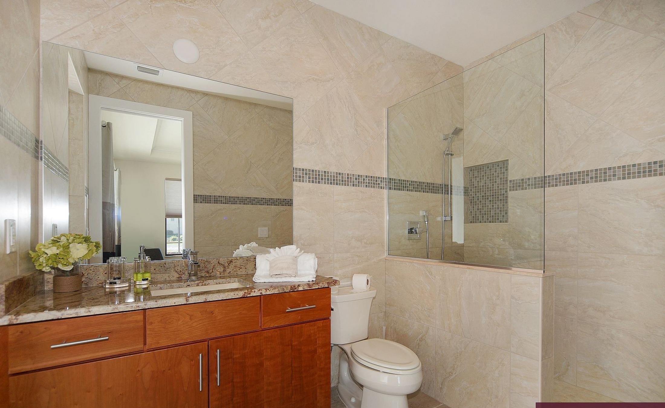 Beheizter Pool und Spa auf der Lanai mit Blick auf den Kanal und Bootsdock.