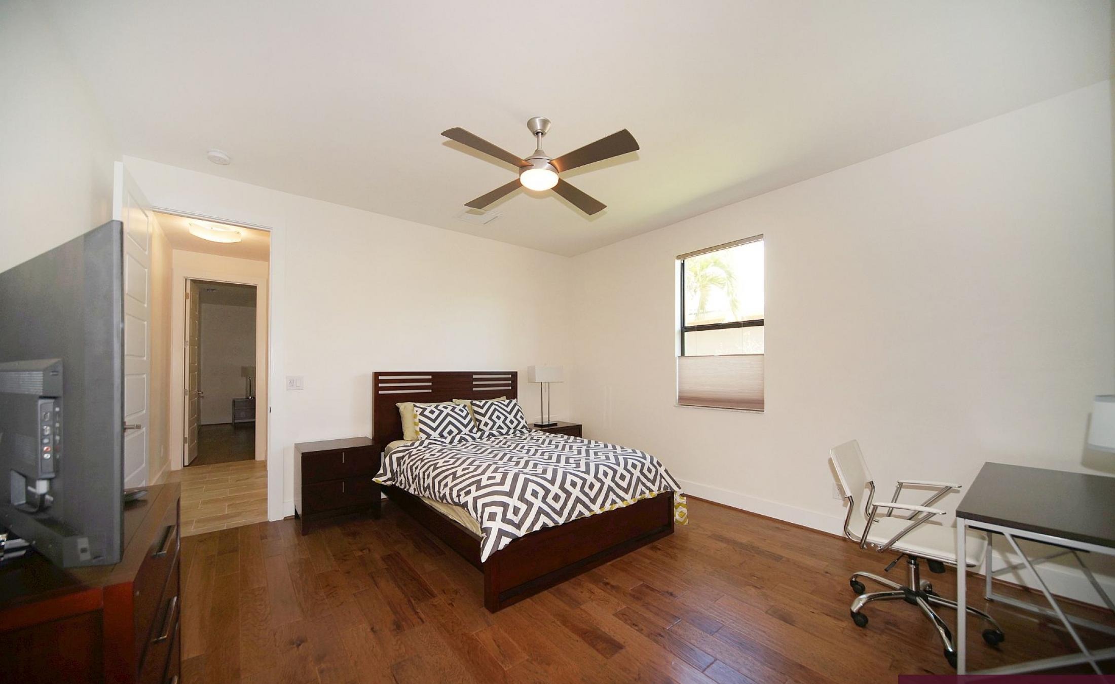 Beheizter Pool und Spa auf der Lanai mit Blick auf den Kanal.