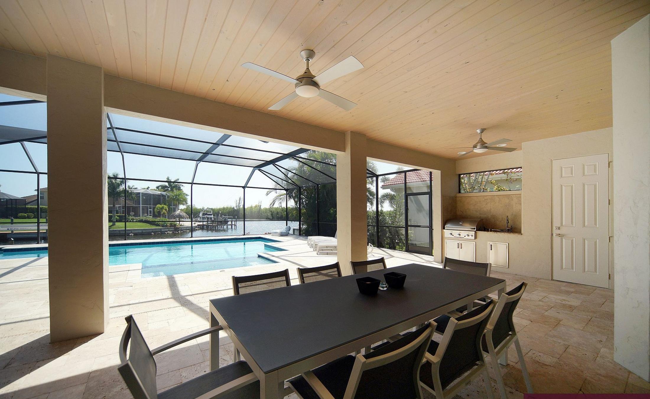 Beheizter Pool und Spa auf der Lanai mit Blick auf den Kanal und Bootsdock.