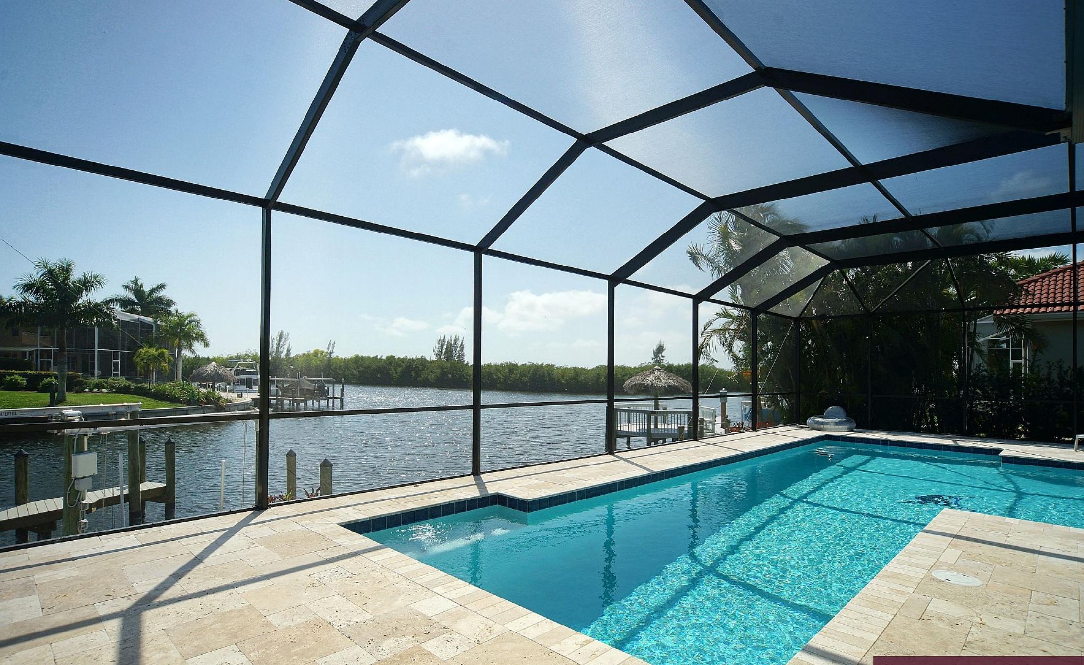 Beheizter Pool und Spa auf der Lanai mit Blick auf den Kanal und Bootsdock.