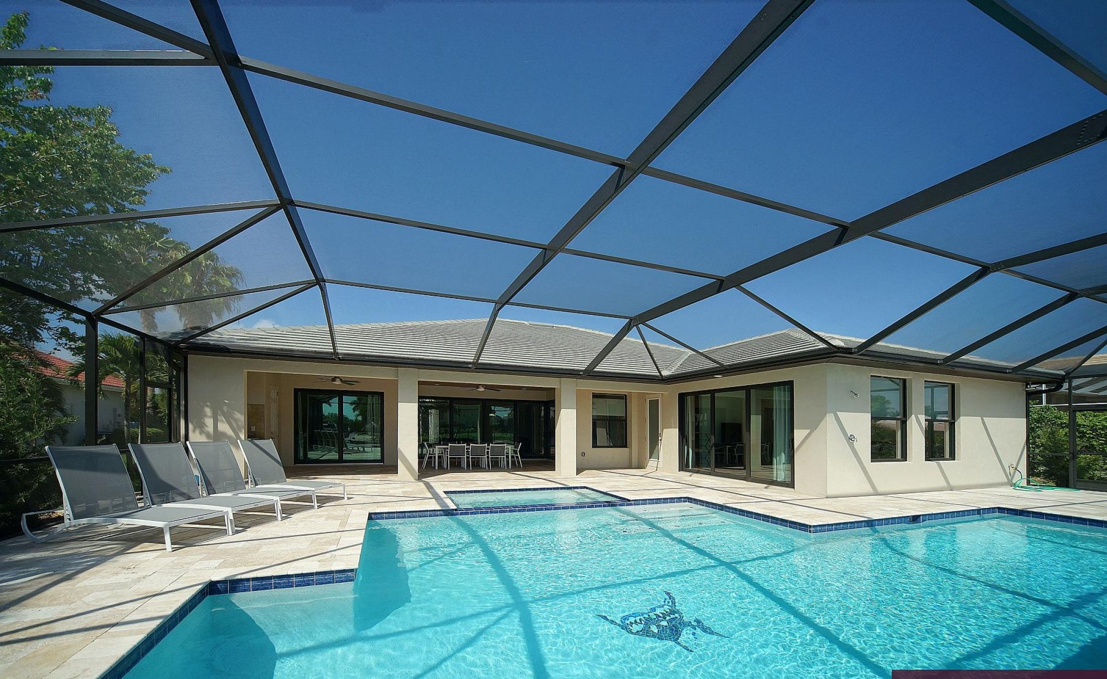 Beheizter Pool und Spa auf der Lanai mit Blick auf den Kanal und Bootsdock.