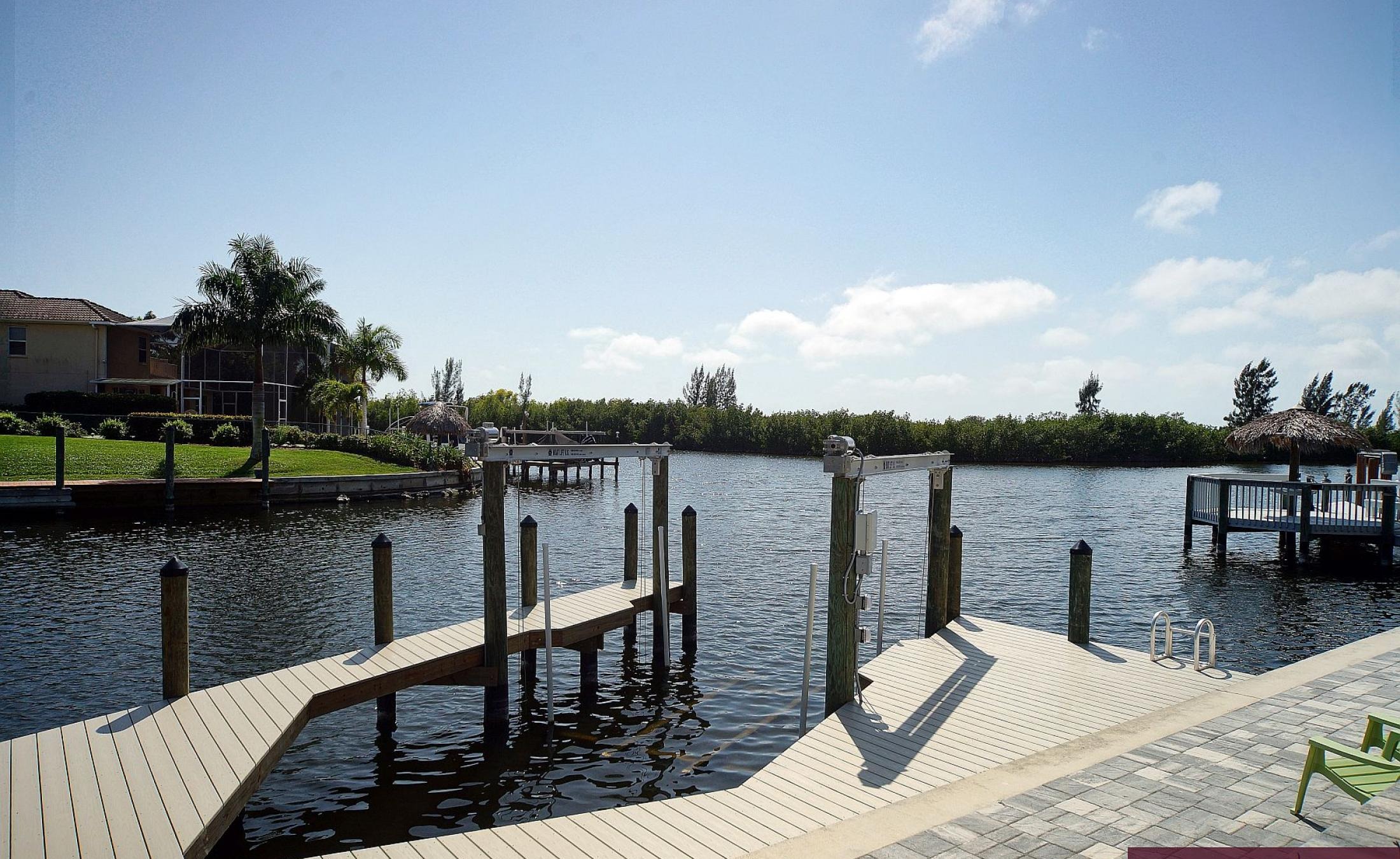 Beheizter Pool und Spa auf der Lanai mit Blick auf den Kanal und Bootsdock.