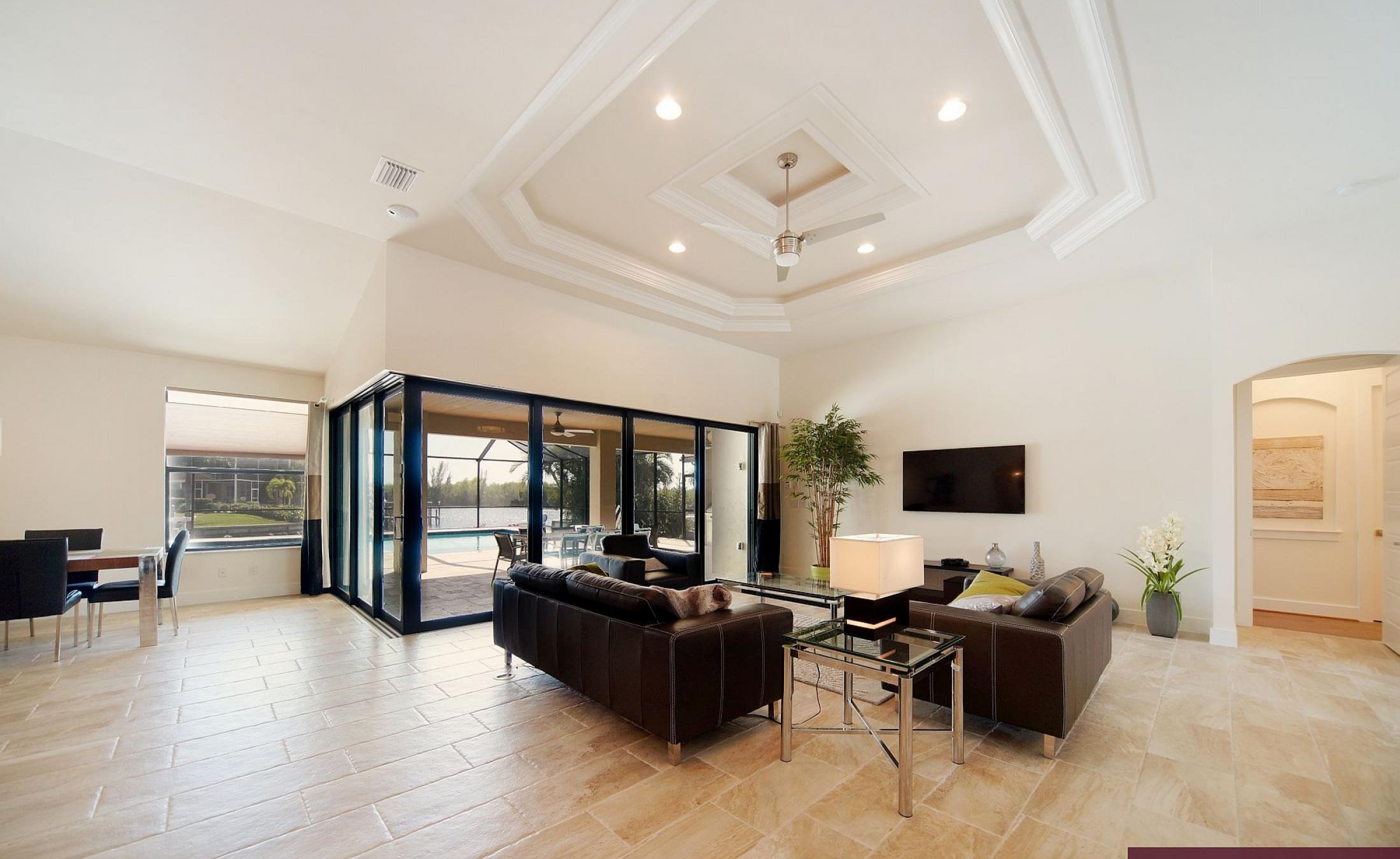 Beheizter Pool und Spa auf der Lanai mit Blick auf den Kanal.