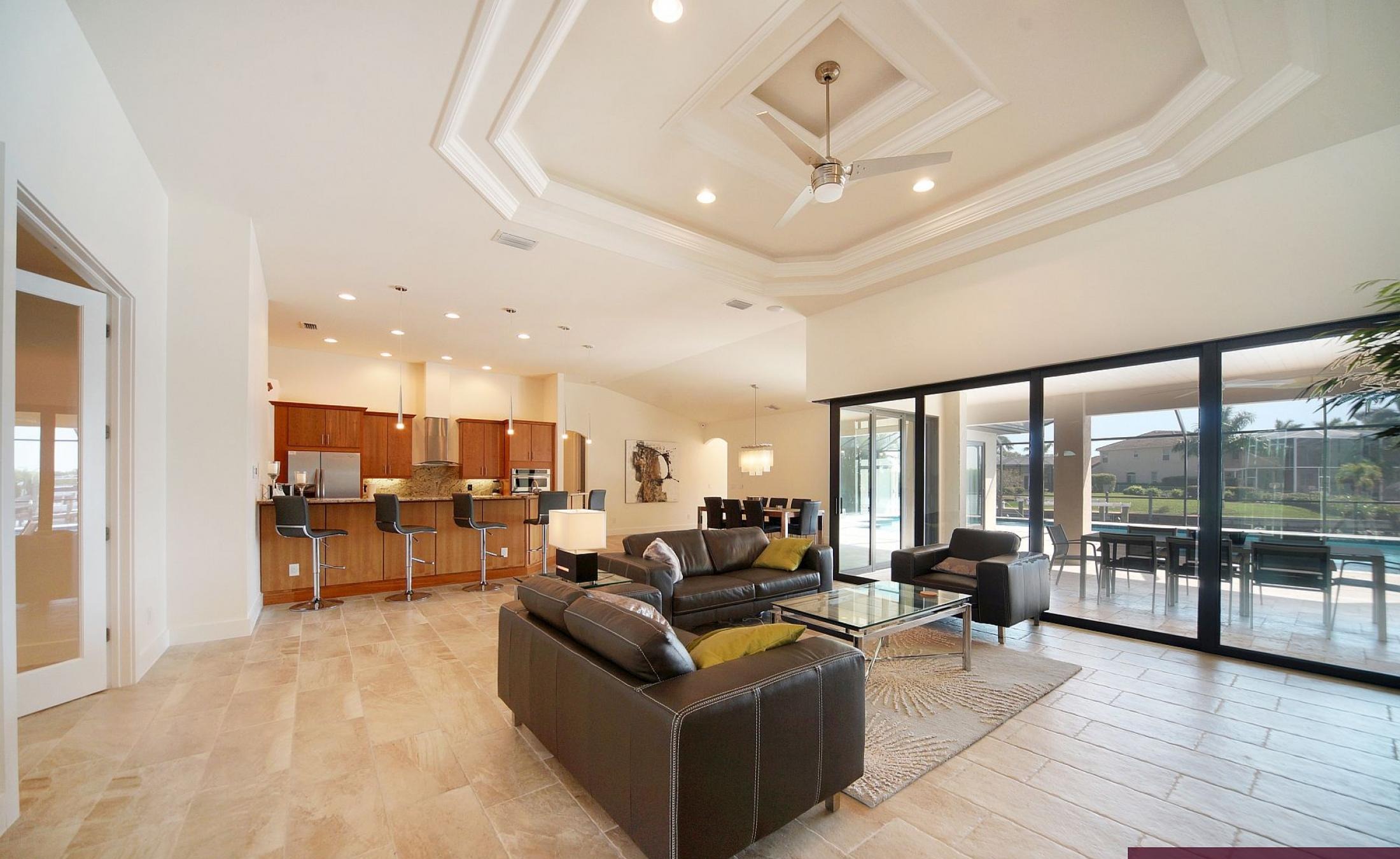 Beheizter Pool und Spa auf der Lanai mit Blick auf den Kanal und Bootsdock.