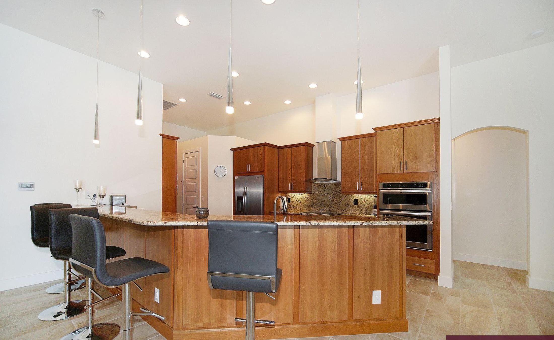 Beheizter Pool und Spa auf der Lanai mit Blick auf den Kanal.